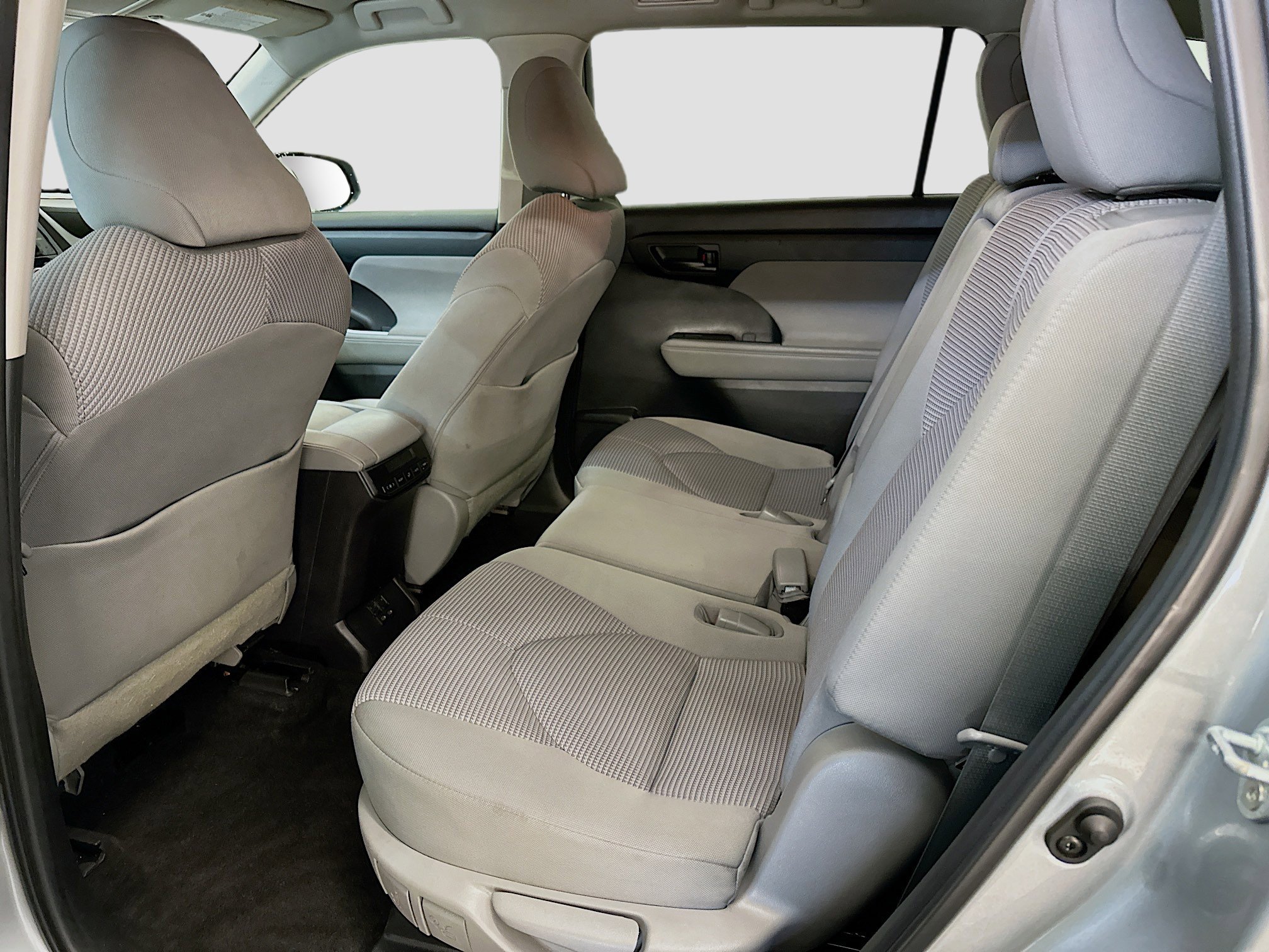 Used 2023 Toyota Highlander LE image 29