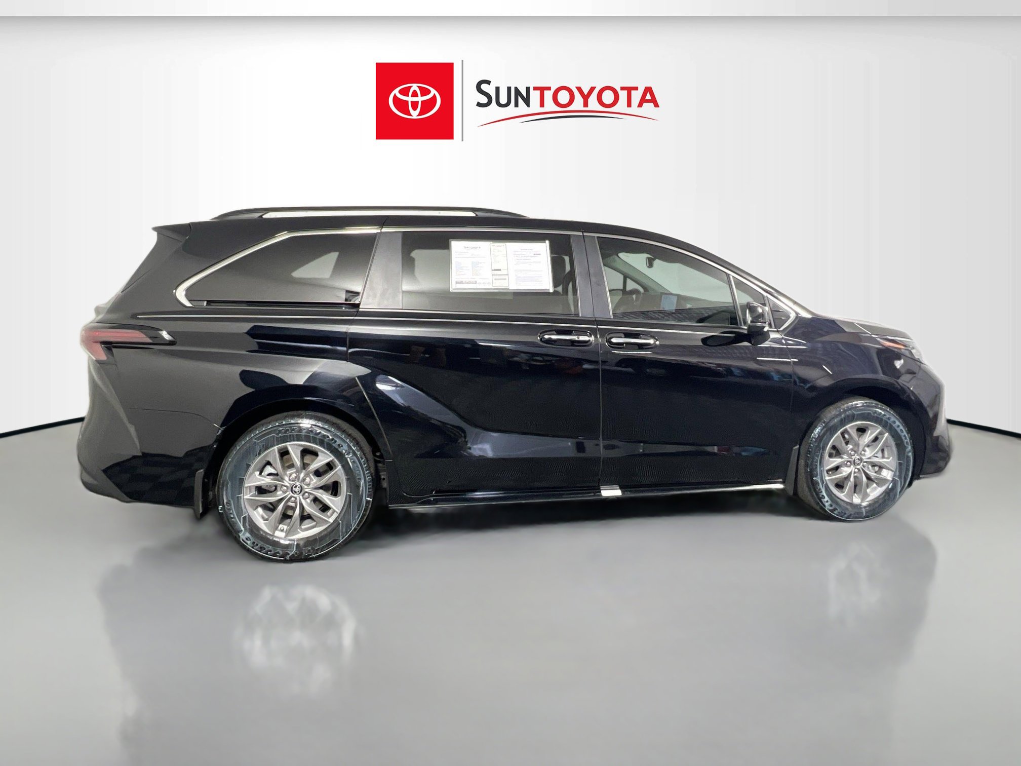 Used 2025 Toyota Sienna XLE image 2