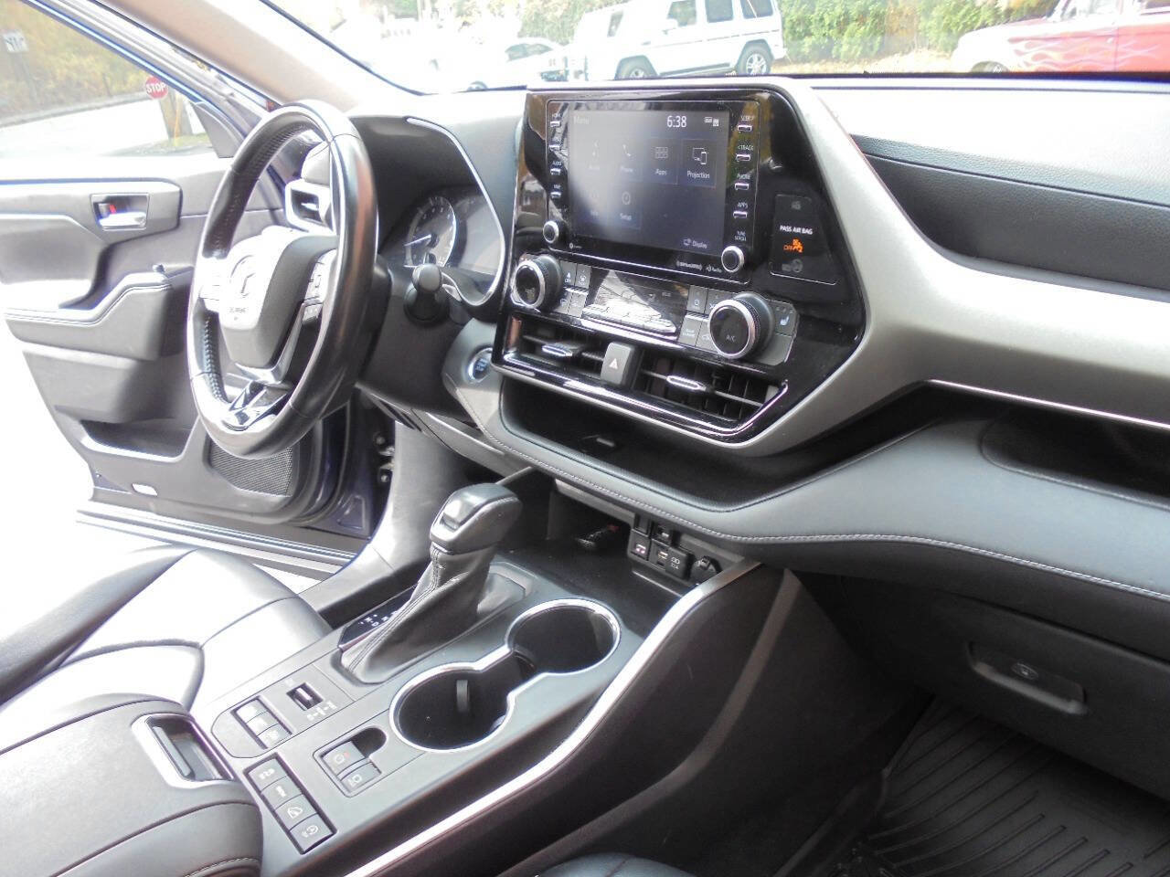 Used 2021 Toyota Highlander XLE AWD/4WD image 8