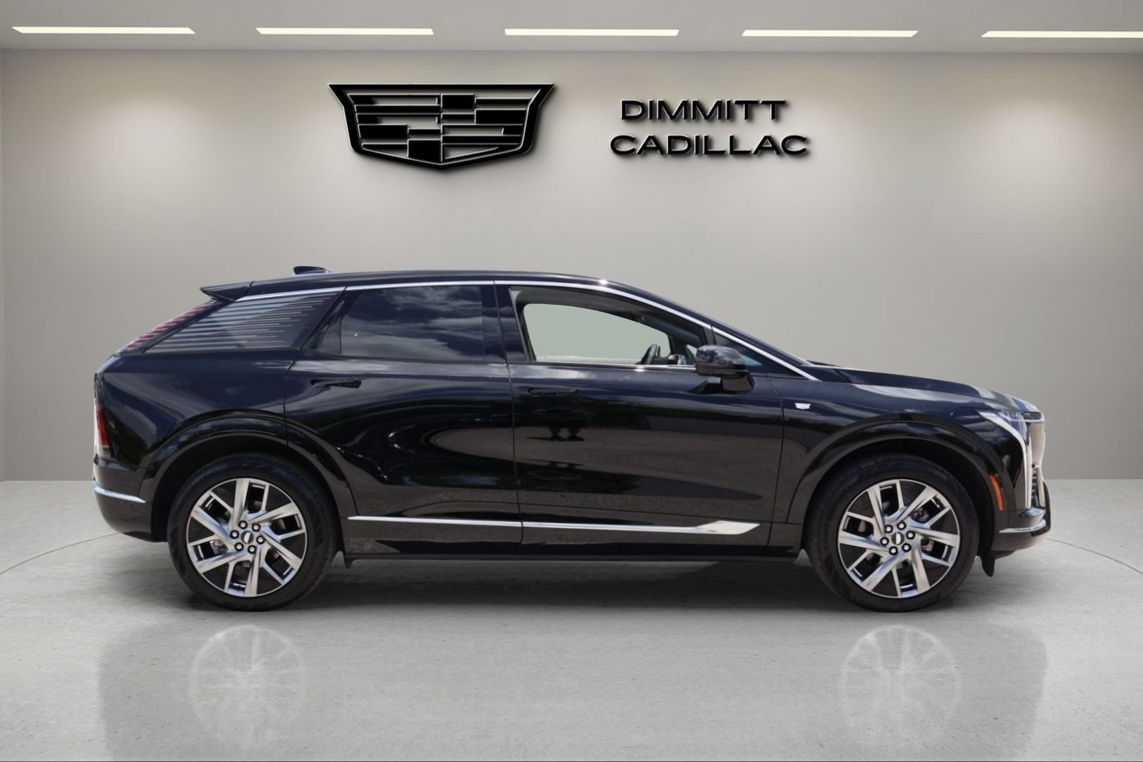 Certified 2025 Cadillac Optiq Luxury 2 w/ LPO, Floor Liner Package AWD/4WD image 4