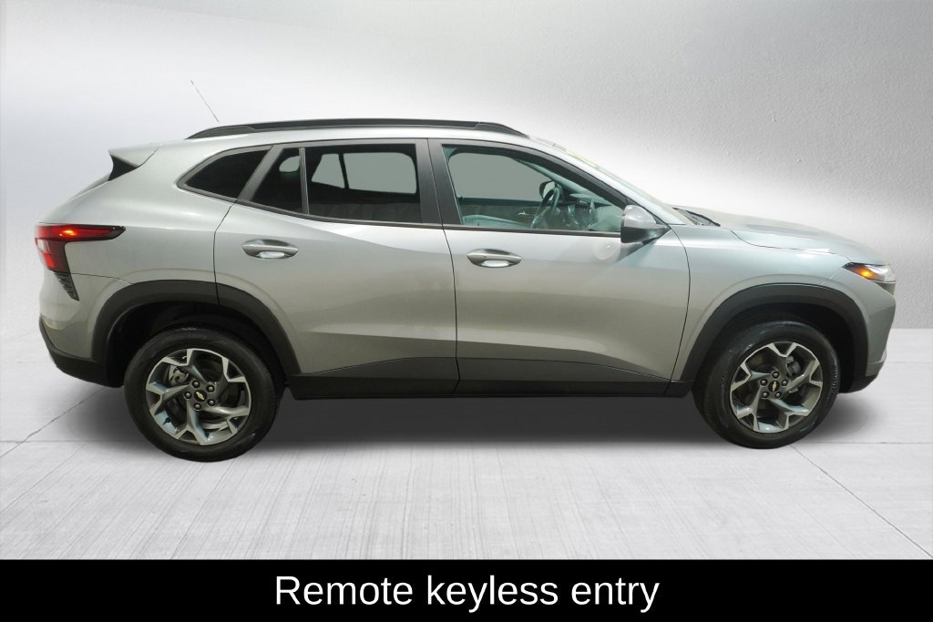 Used 2024 Chevrolet Trax LT w/ LT Convenience Package FWD image 5