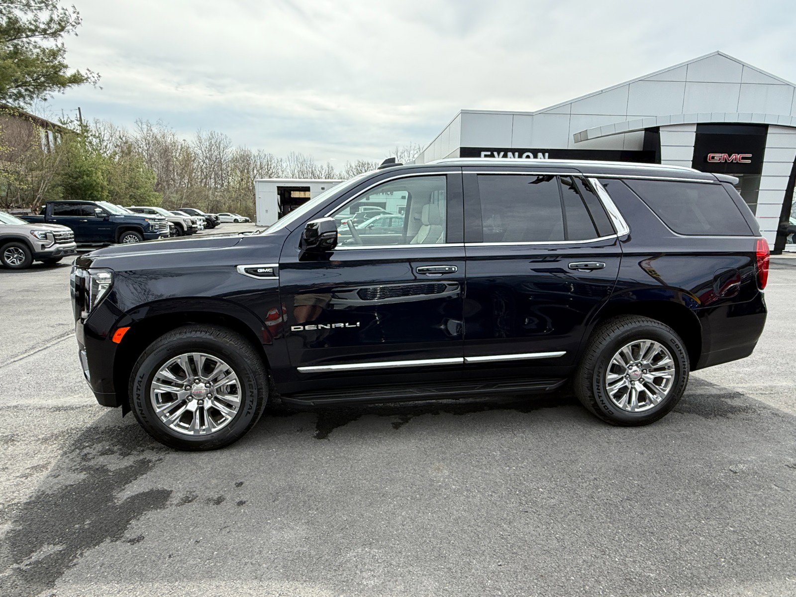 Used 2024 GMC Yukon Denali AWD/4WD image 2