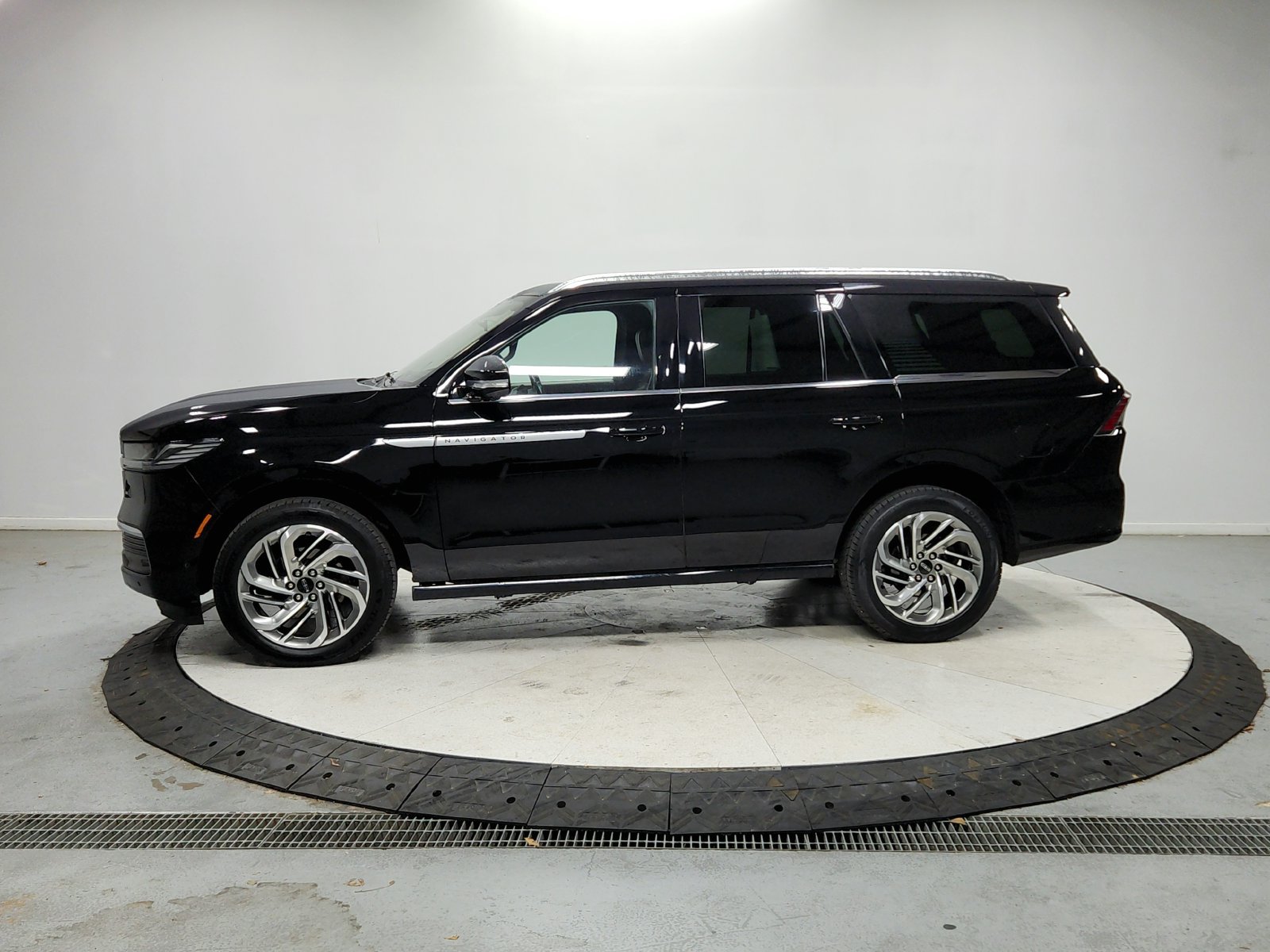 Used 2025 Lincoln Navigator Reserve AWD/4WD image 5