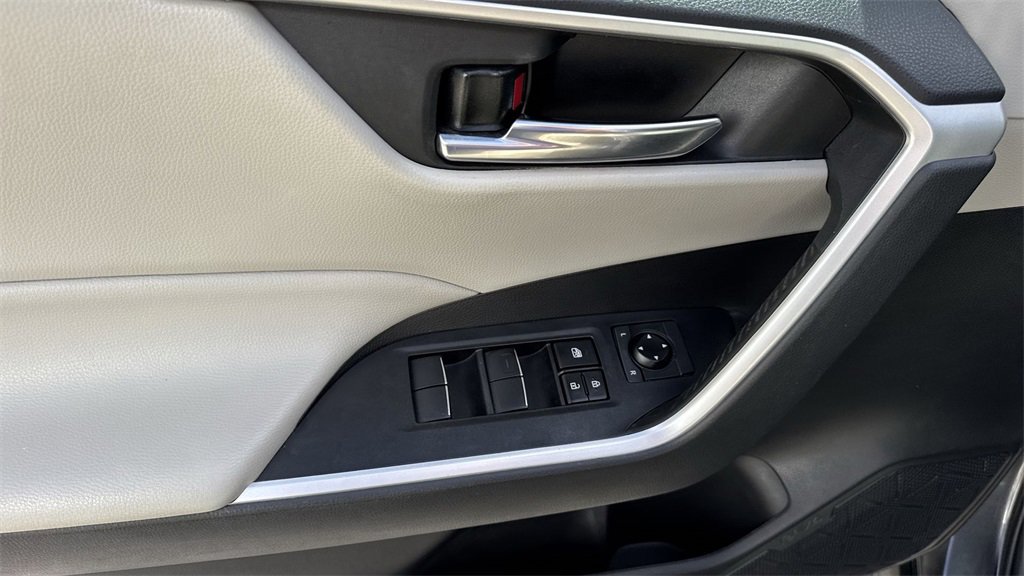 Used 2021 Toyota RAV4 XLE Premium image 41