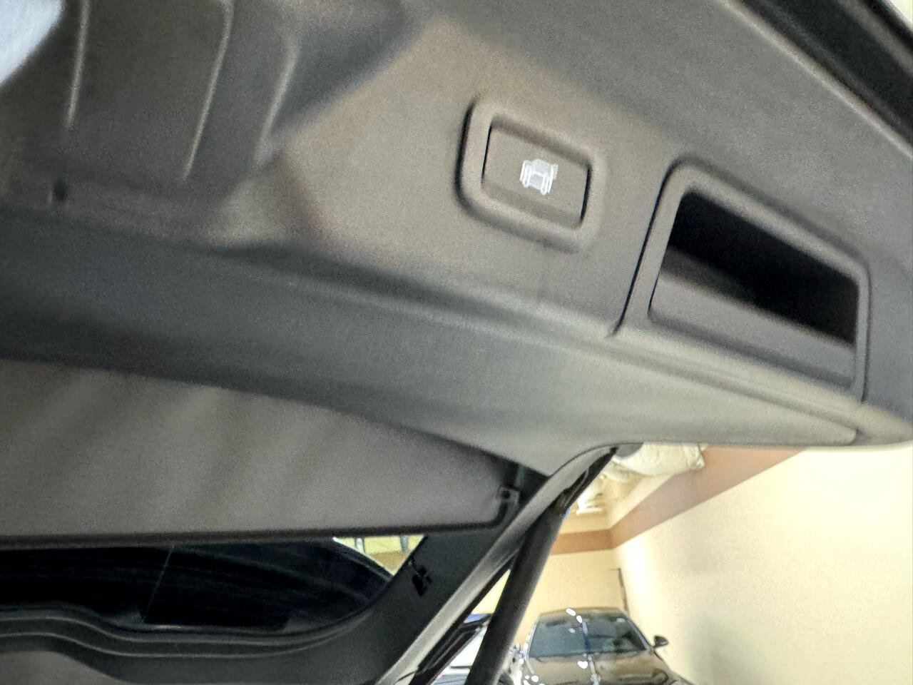 Used 2018 Land Rover Range Rover Velar R-Dynamic SE image 13