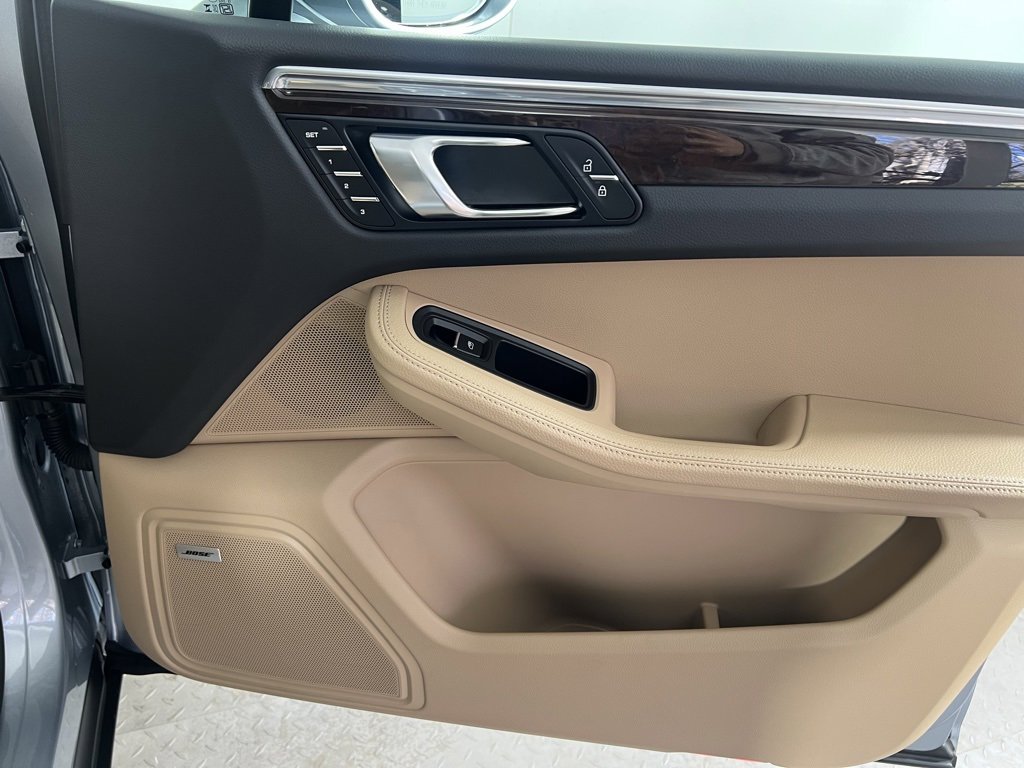Certified 2025 Porsche Macan image 17