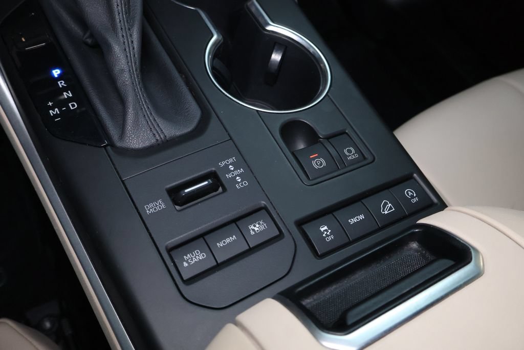 Used 2021 Toyota Highlander XLE AWD/4WD image 34