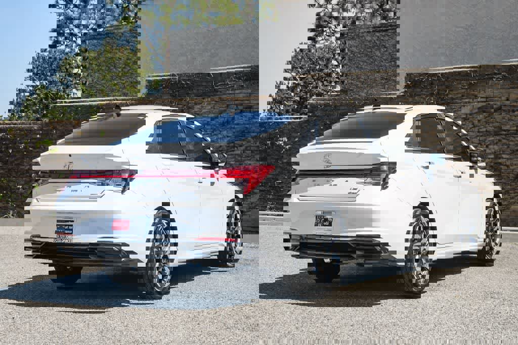 Used 2021 Hyundai Elantra Limited image 7