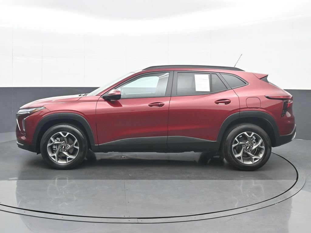 Used 2025 Chevrolet Trax LT w/ LT Convenience Package FWD image 3