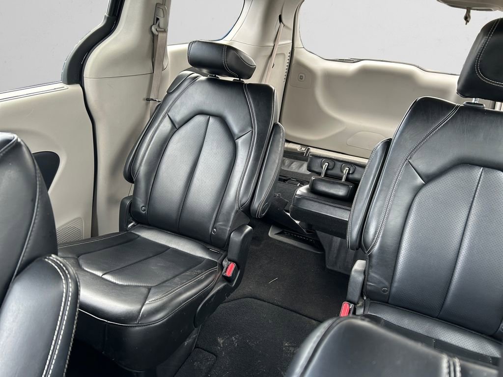 Used 2023 Chrysler Pacifica Touring-L FWD image 14
