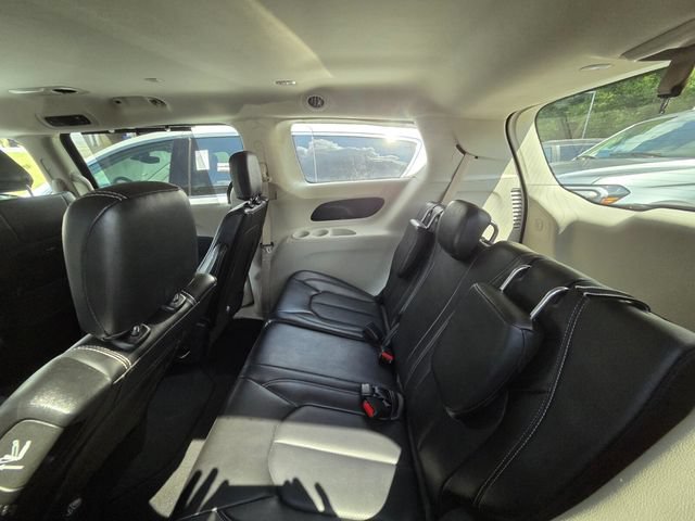 Used 2024 Chrysler Pacifica Touring-L FWD image 4