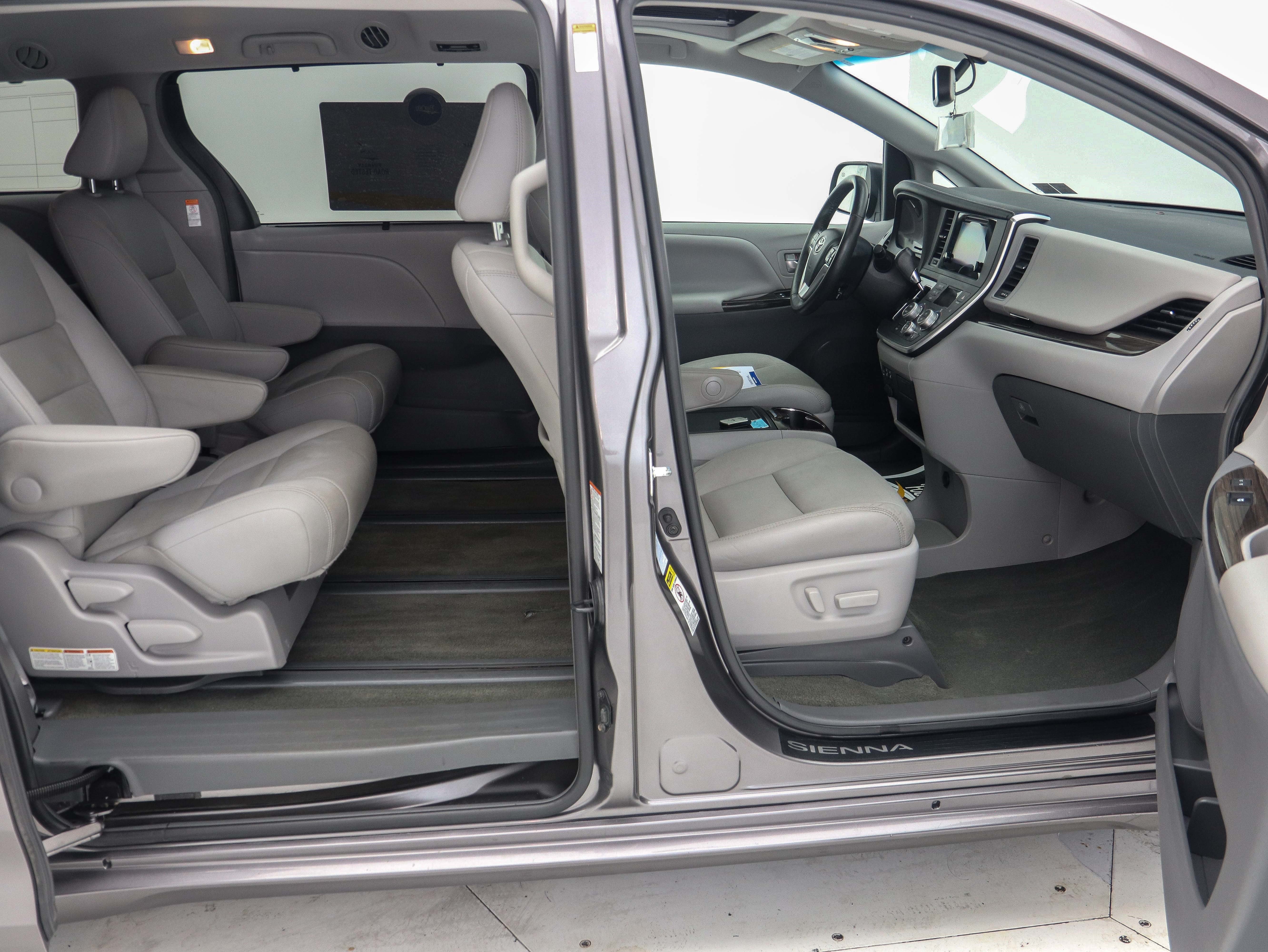 Used 2017 Toyota Sienna XLE AWD/4WD image 14