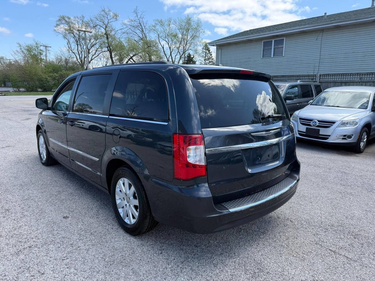 Used 2014 Chrysler Town & Country Touring FWD image 5