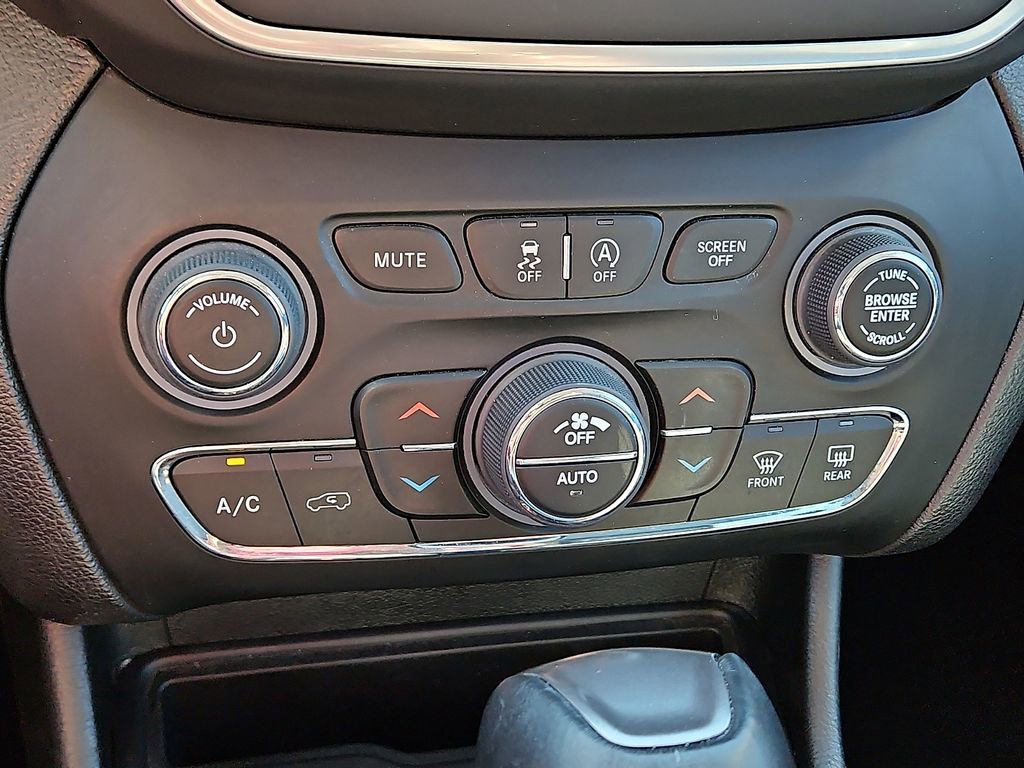 Used 2023 Jeep Cherokee Altitude Lux image 17