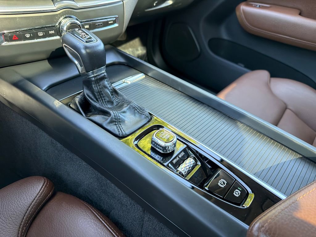 Used 2019 Volvo XC60 T5 Momentum w/ Multimedia Package AWD/4WD image 28