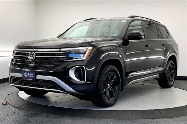 Used 2025 Volkswagen Atlas Peak Edition SE image 2