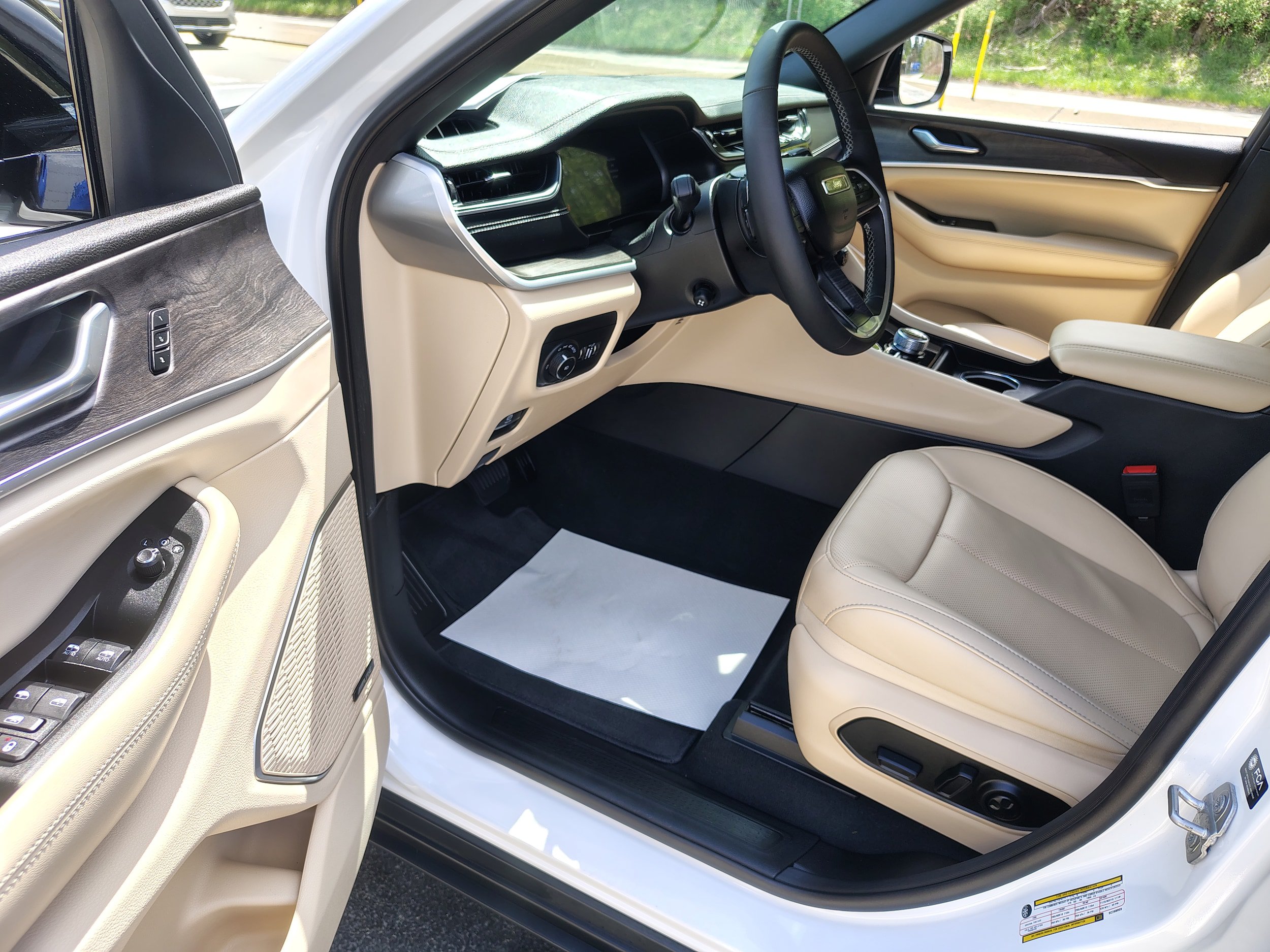 Certified 2025 Jeep Grand Cherokee Limited w/ Luxury Tech Group II AWD/4WD image 20