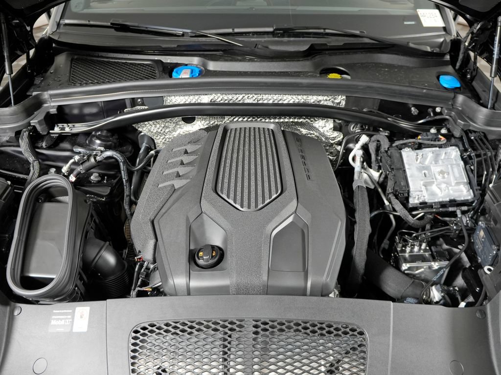 Certified 2026 Porsche Macan AWD/4WD image 39