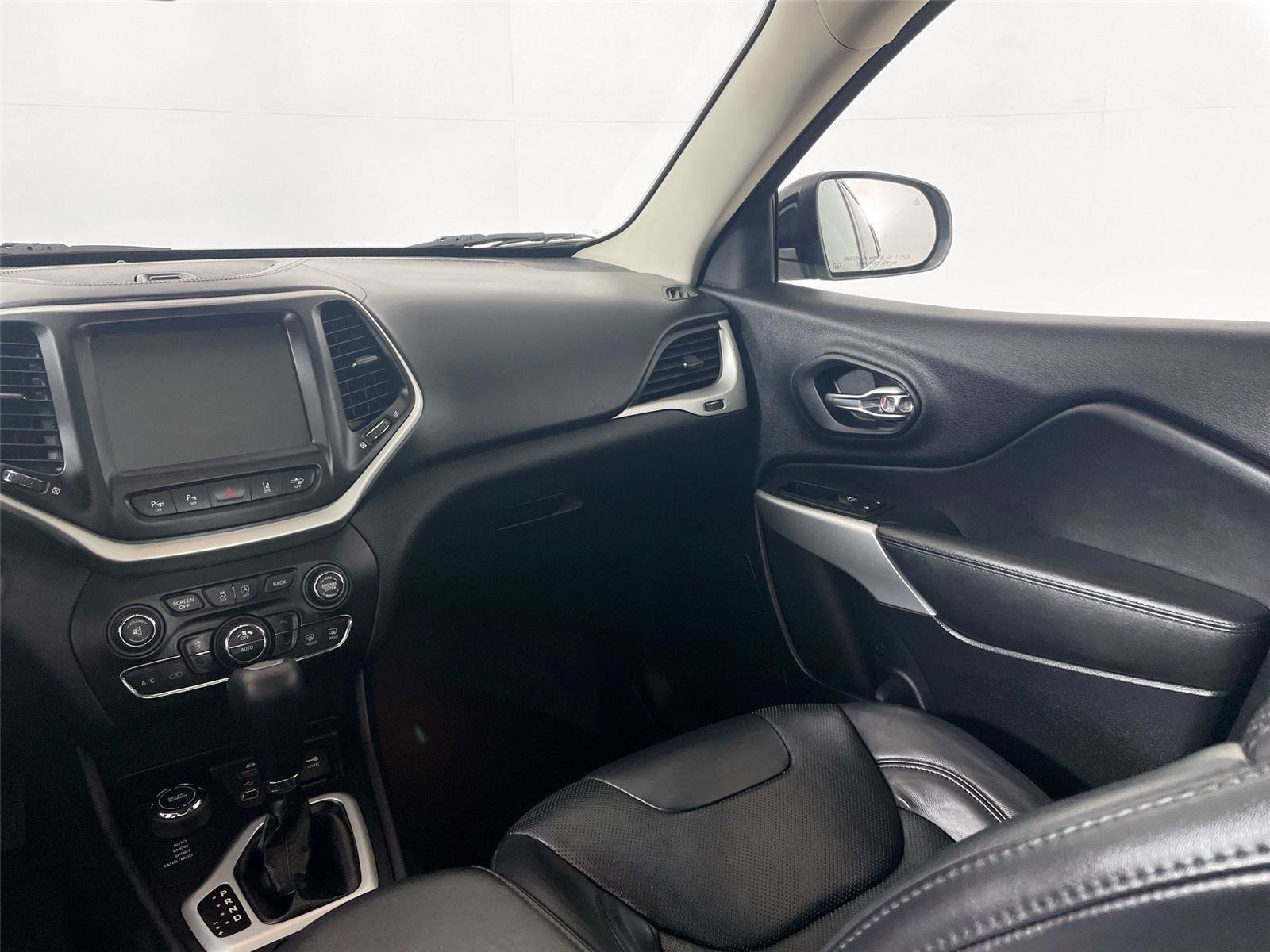 Used 2017 Jeep Cherokee Overland w/ Technology Group image 25