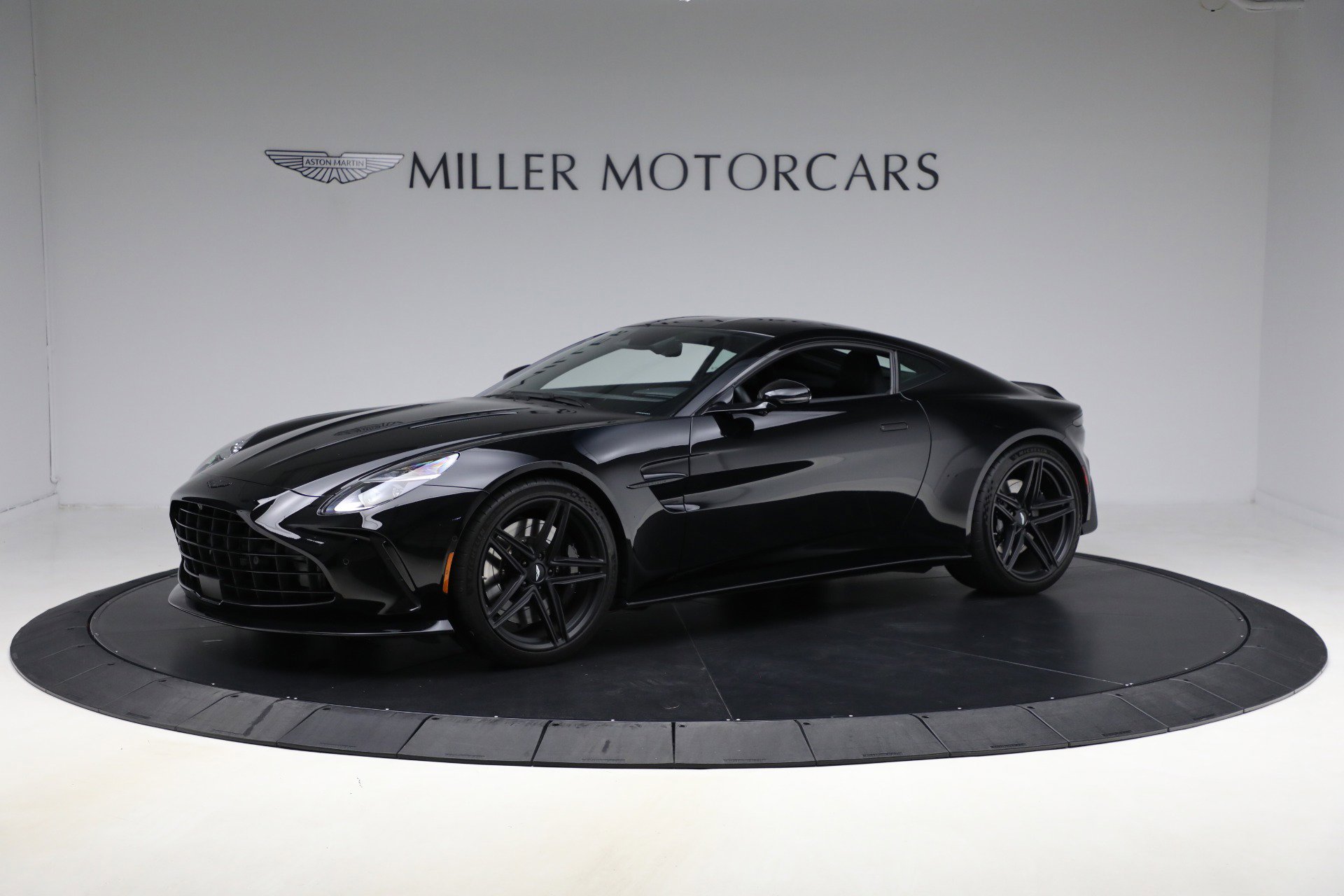 Used 2025 Aston Martin V8 Vantage Coupe image 2