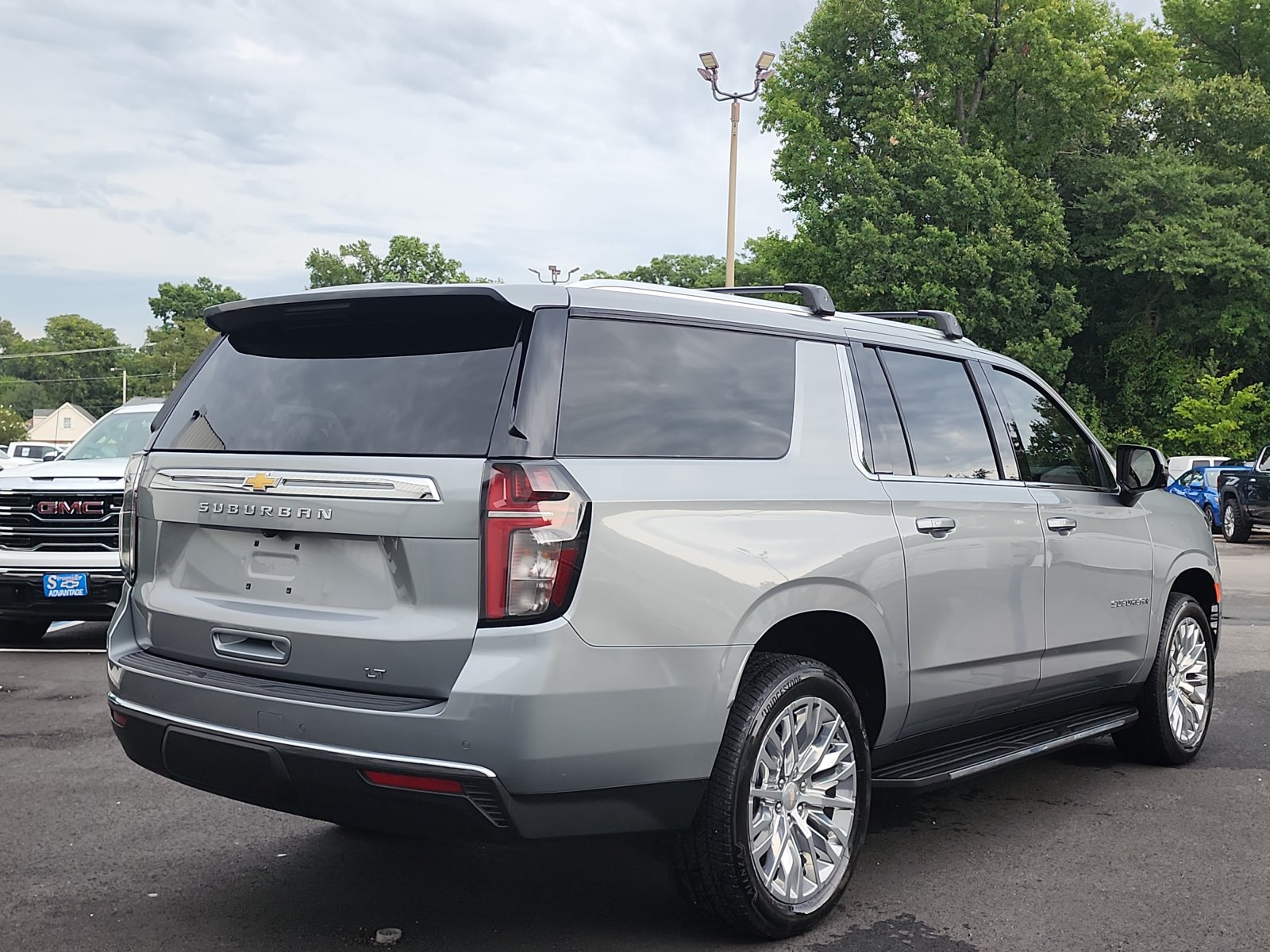 Used 2024 Chevrolet Suburban LT w/ Luxury Package AWD/4WD image 5