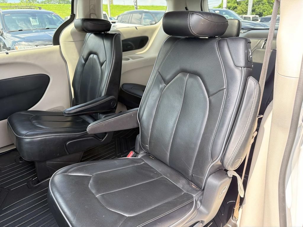 Used 2020 Chrysler Pacifica Limited FWD image 16