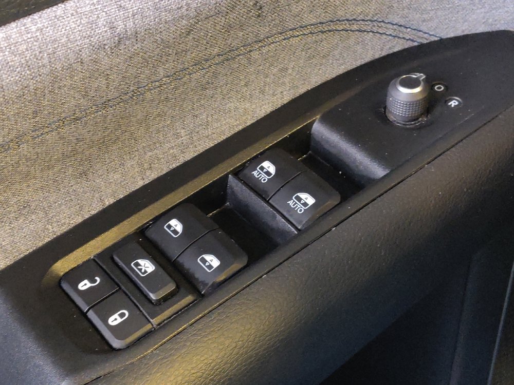 Used 2022 Jeep Compass Latitude w/ Mopar Graphics Package FWD image 27