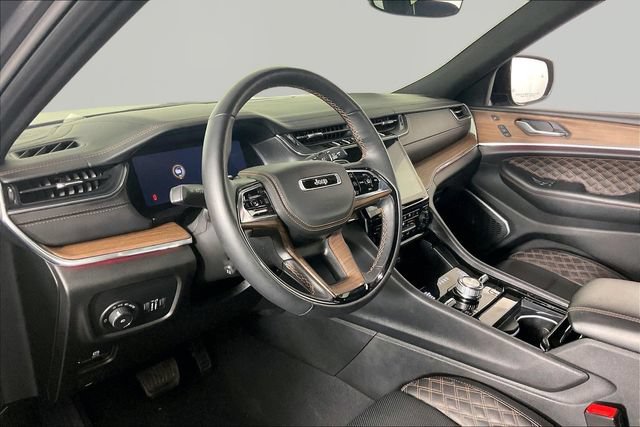 Used 2025 Jeep Grand Cherokee Summit w/ Obsidian Package AWD/4WD image 16