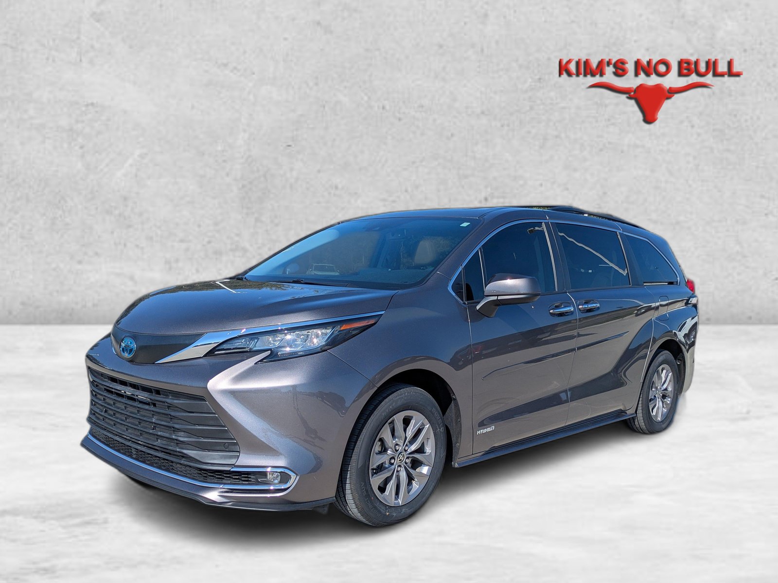 Certified 2021 Toyota Sienna XLE FWD image 1