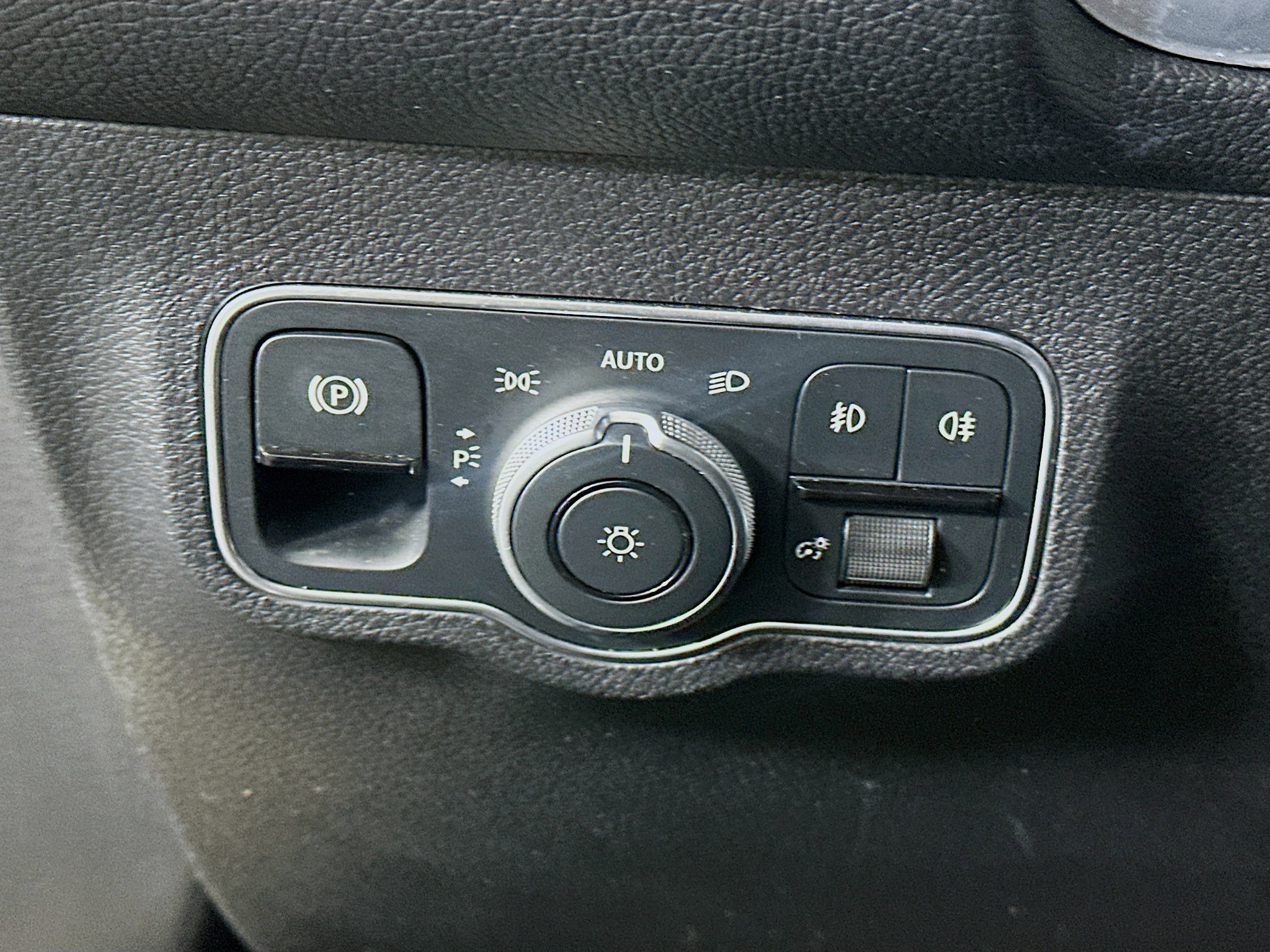 Used 2025 Mercedes-Benz GLB 250 4MATIC image 17