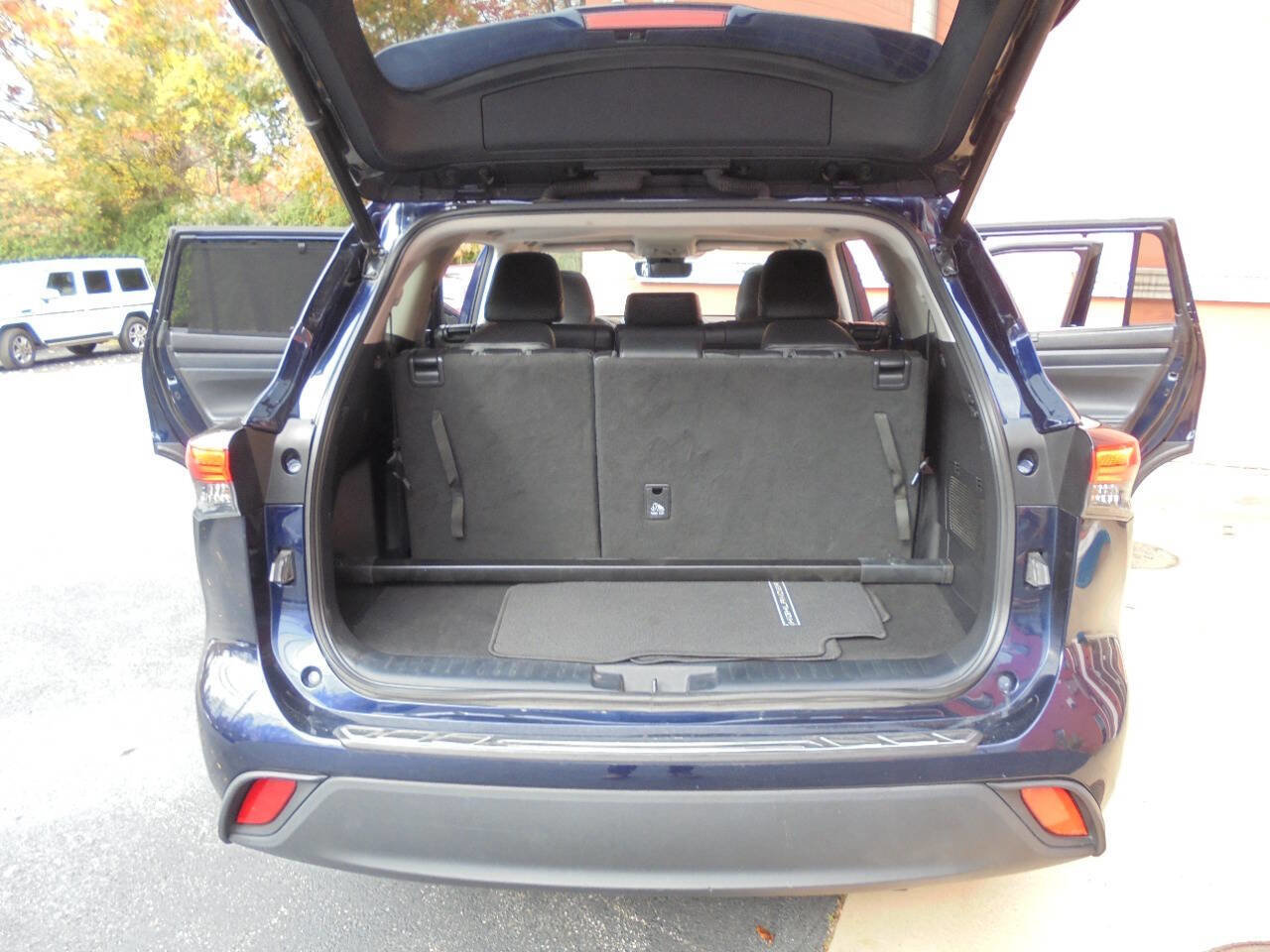 Used 2021 Toyota Highlander XLE AWD/4WD image 36
