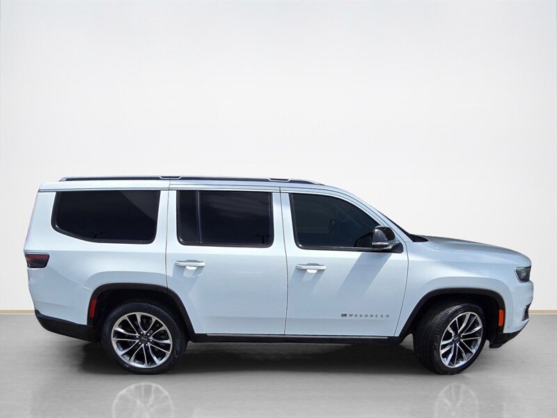 Used 2023 Jeep Wagoneer Series III w/ Premium Group I AWD/4WD image 2