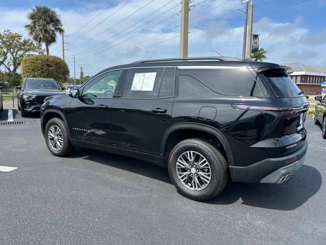 Used 2025 Chevrolet Traverse LT image 4