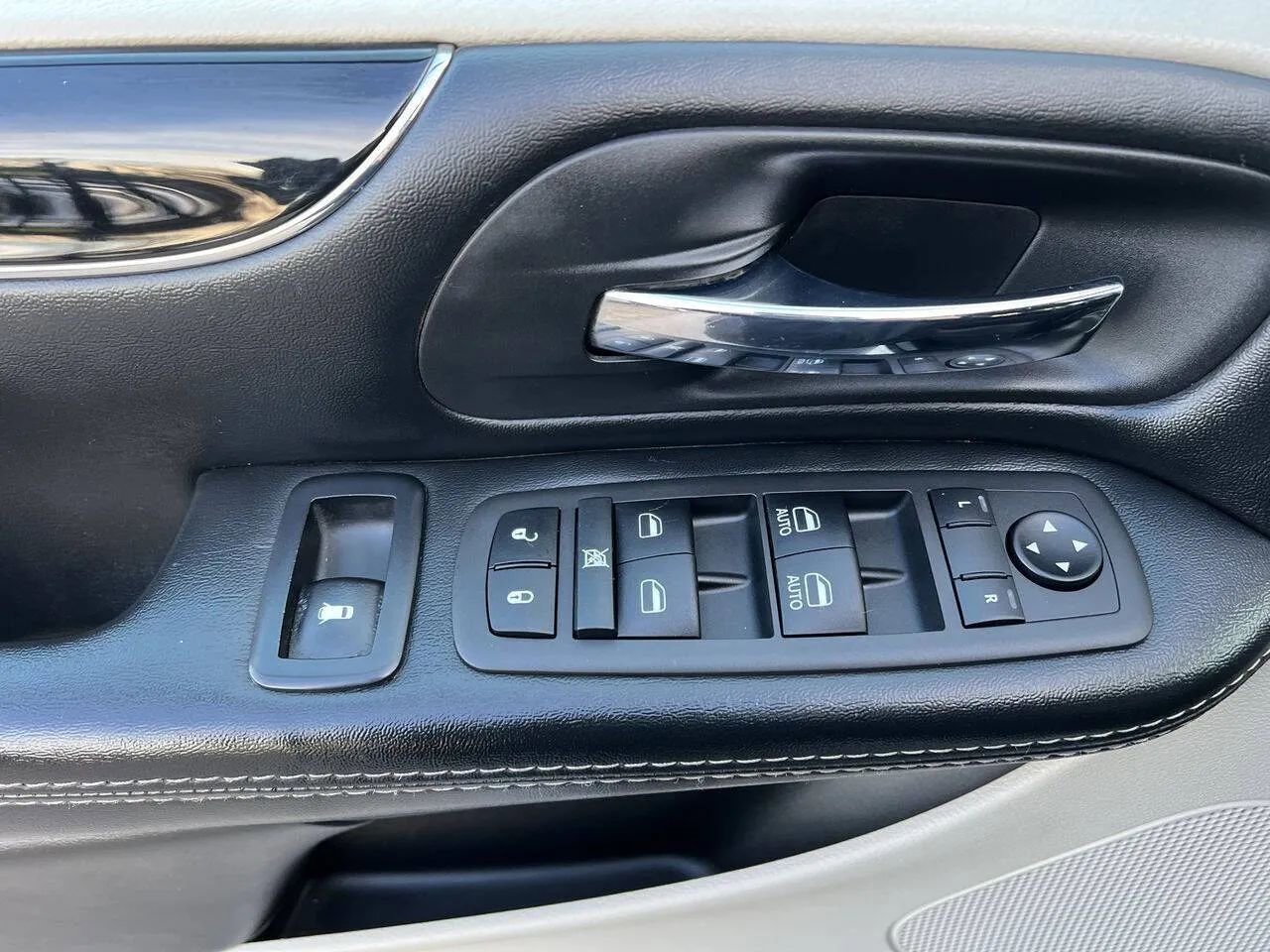Used 2019 Dodge Grand Caravan SE FWD image 14