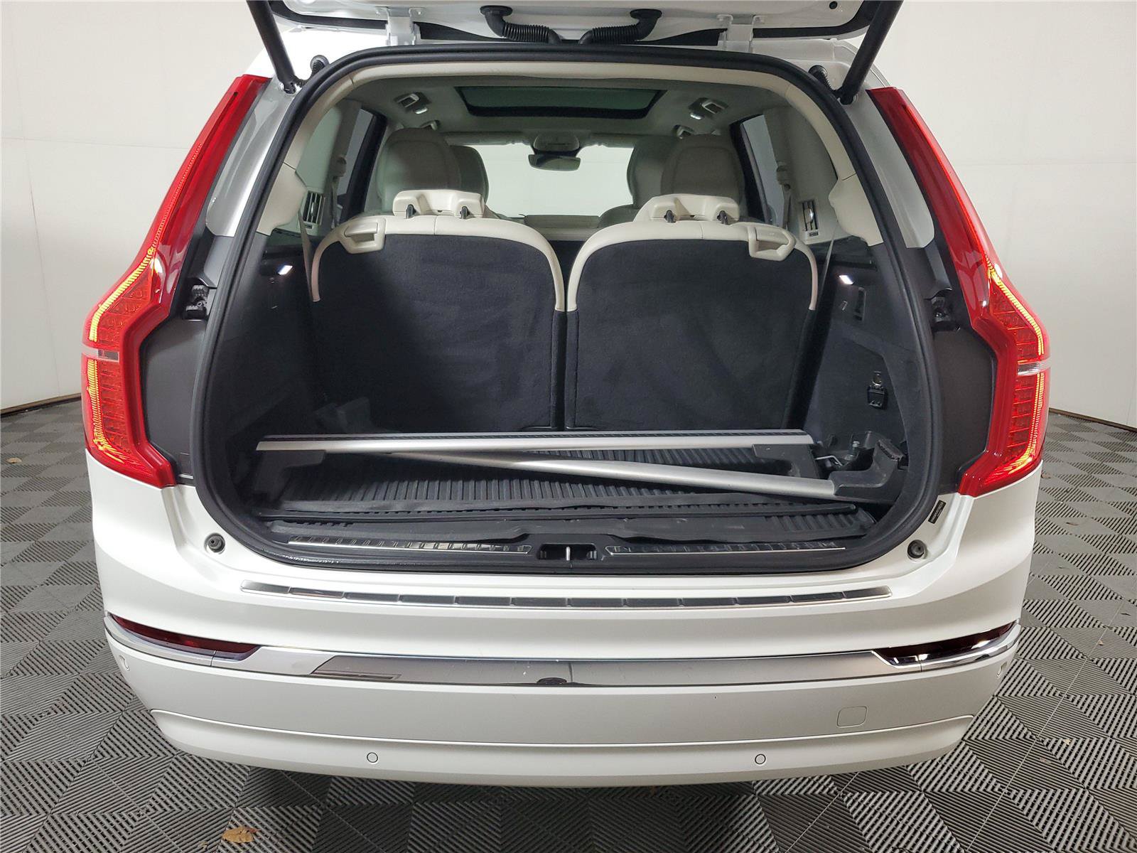 Certified 2025 Volvo XC90 T8 Plus w/ Protection Package Premier AWD/4WD image 9