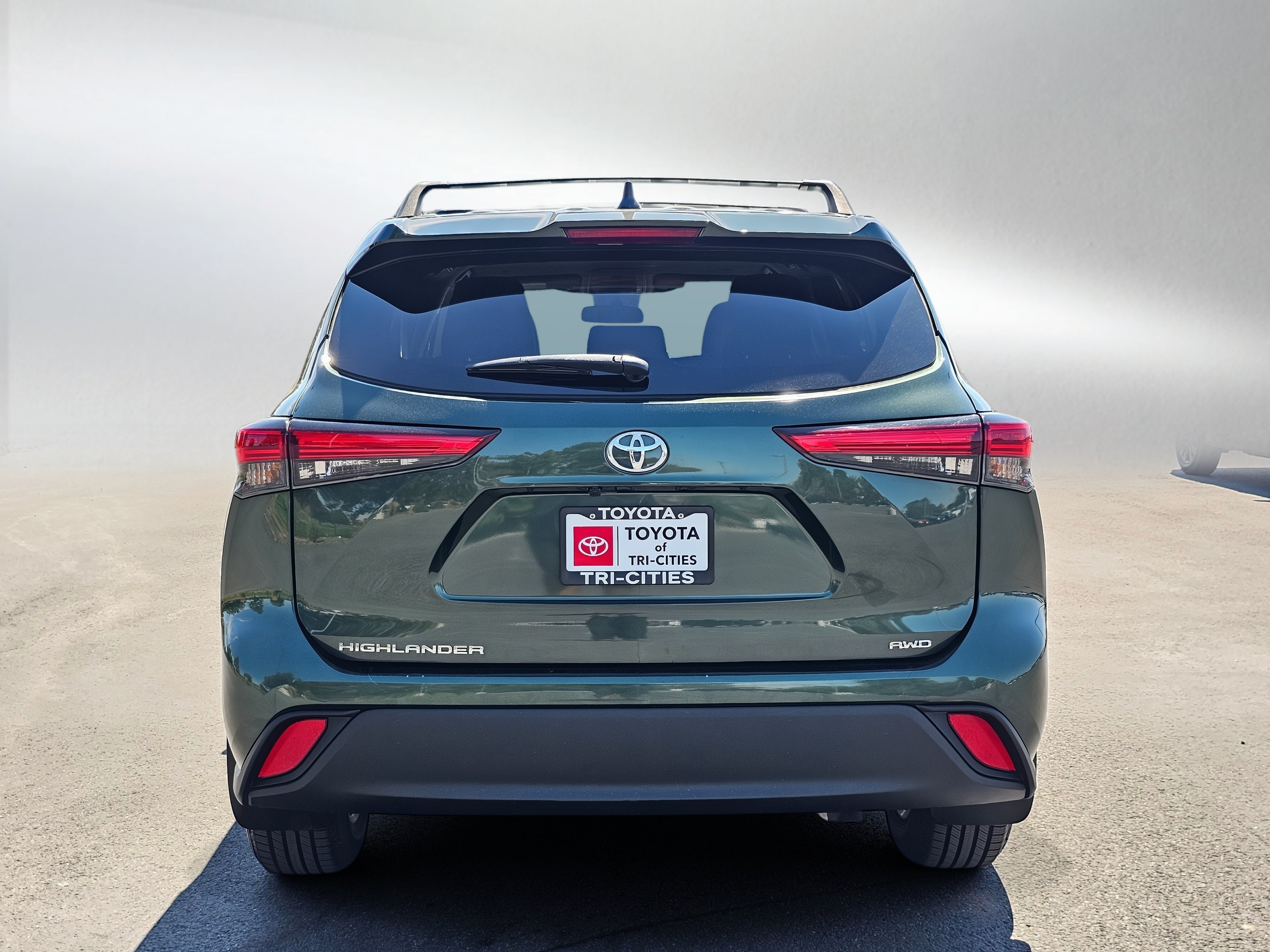 Used 2023 Toyota Highlander L AWD/4WD image 4