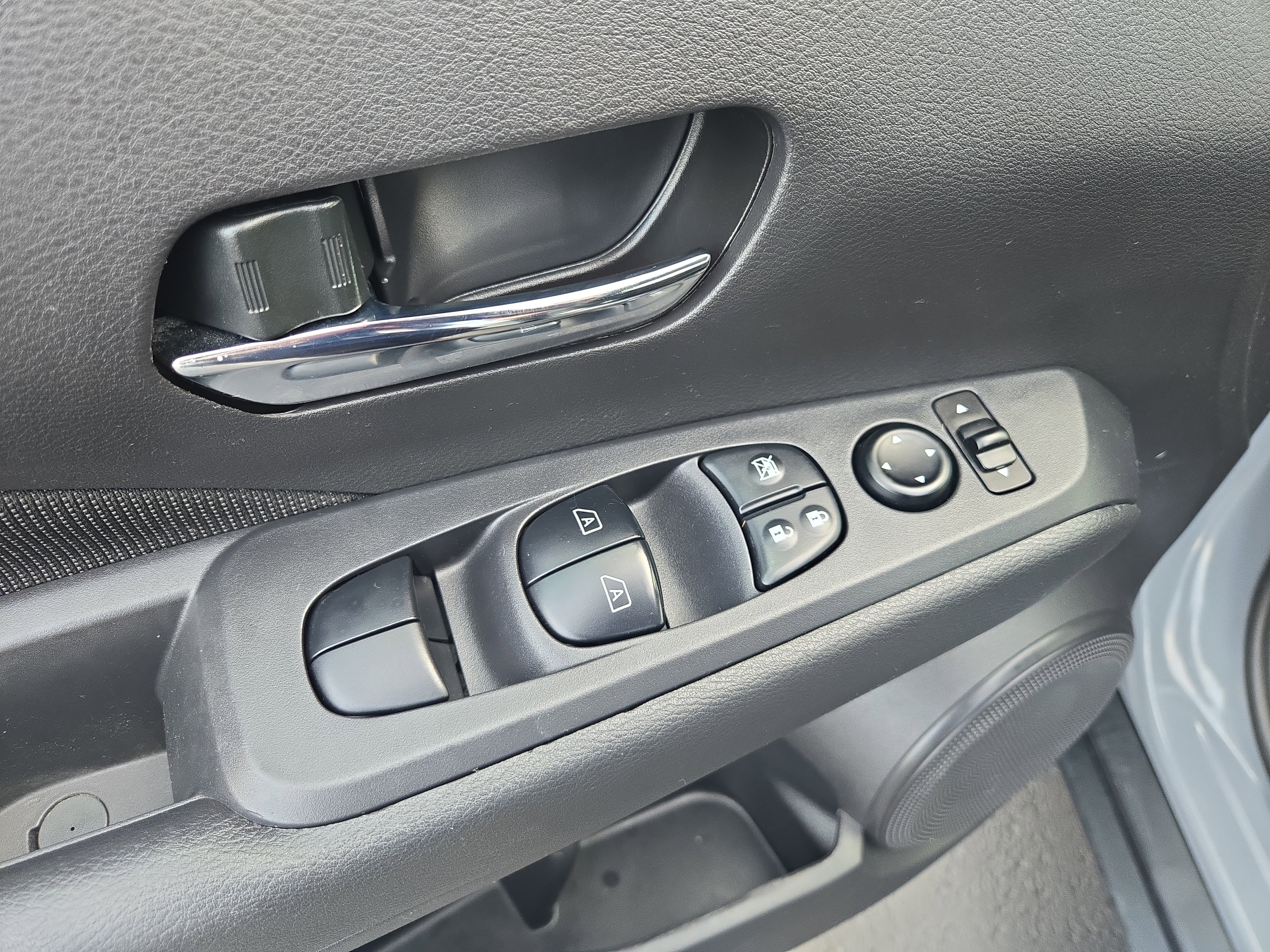 Used 2023 Nissan Kicks SV image 13