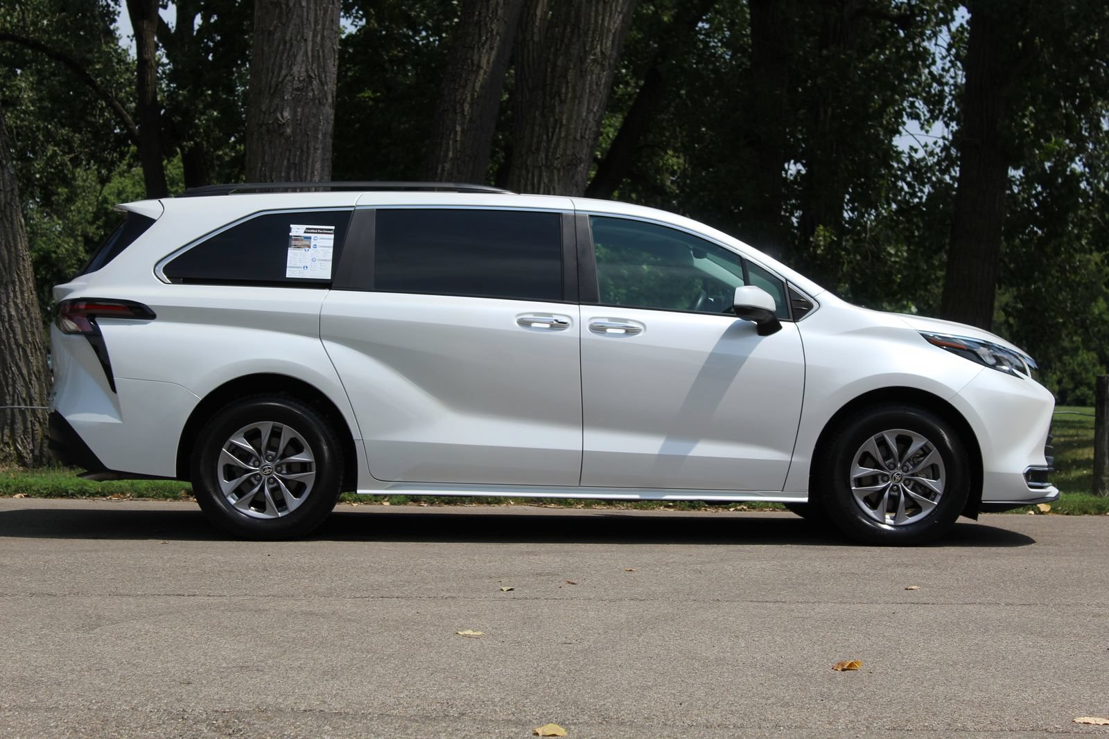 Used 2024 Toyota Sienna XLE FWD image 9