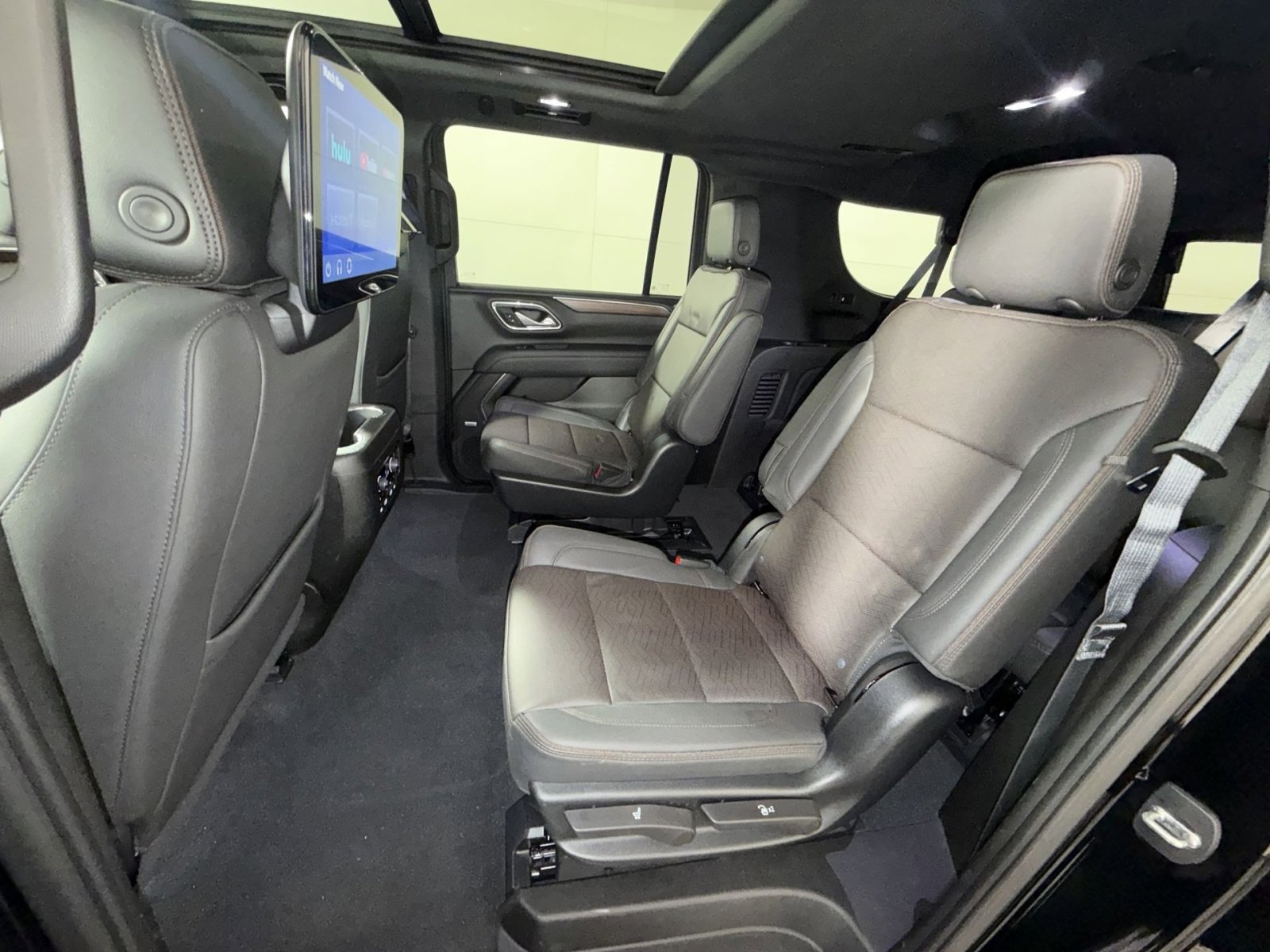 Used 2023 Chevrolet Suburban High Country w/ Advanced Technology Package image 25