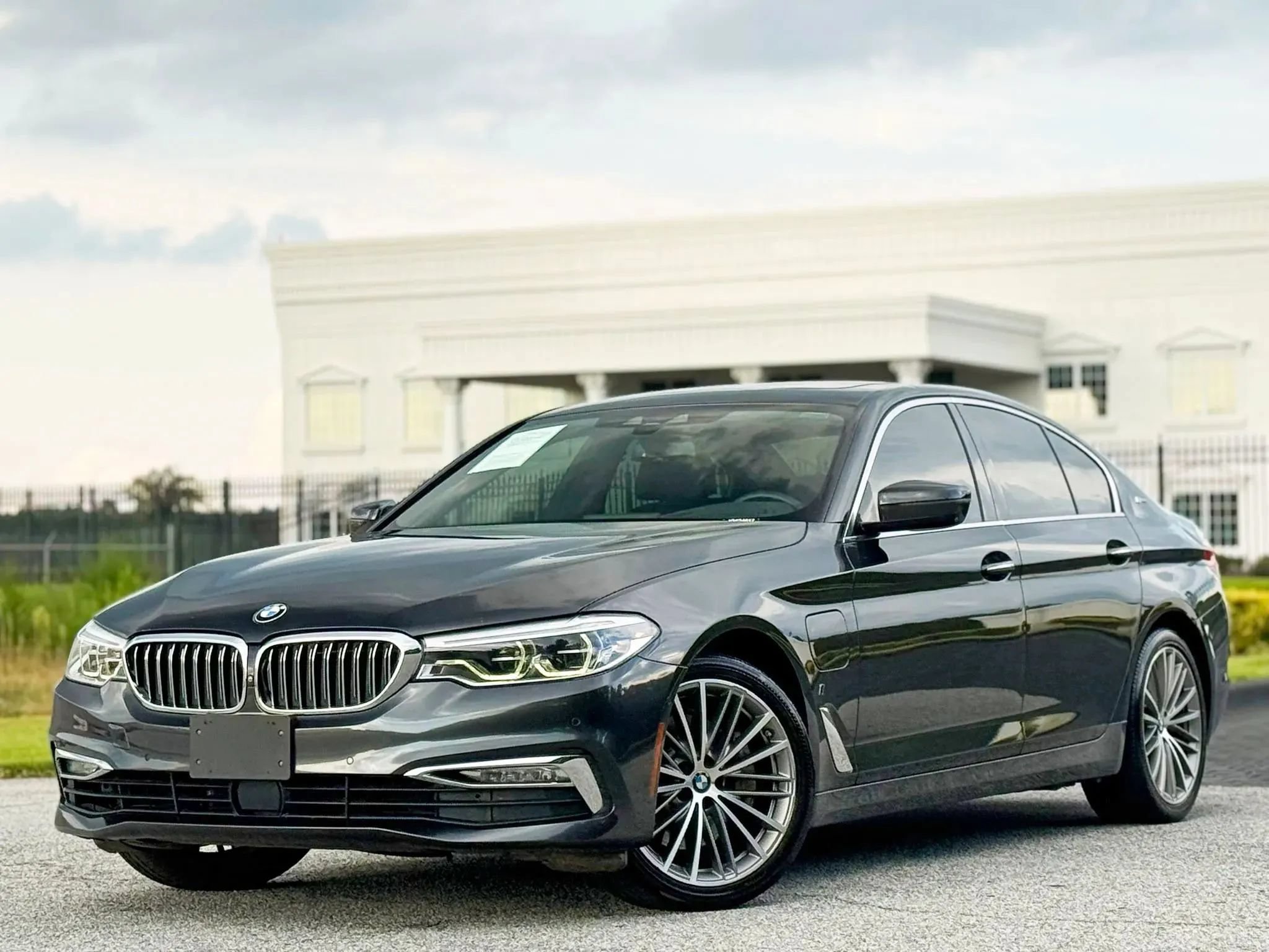 Used 2018 BMW 530e xDrive AWD/4WD image 1