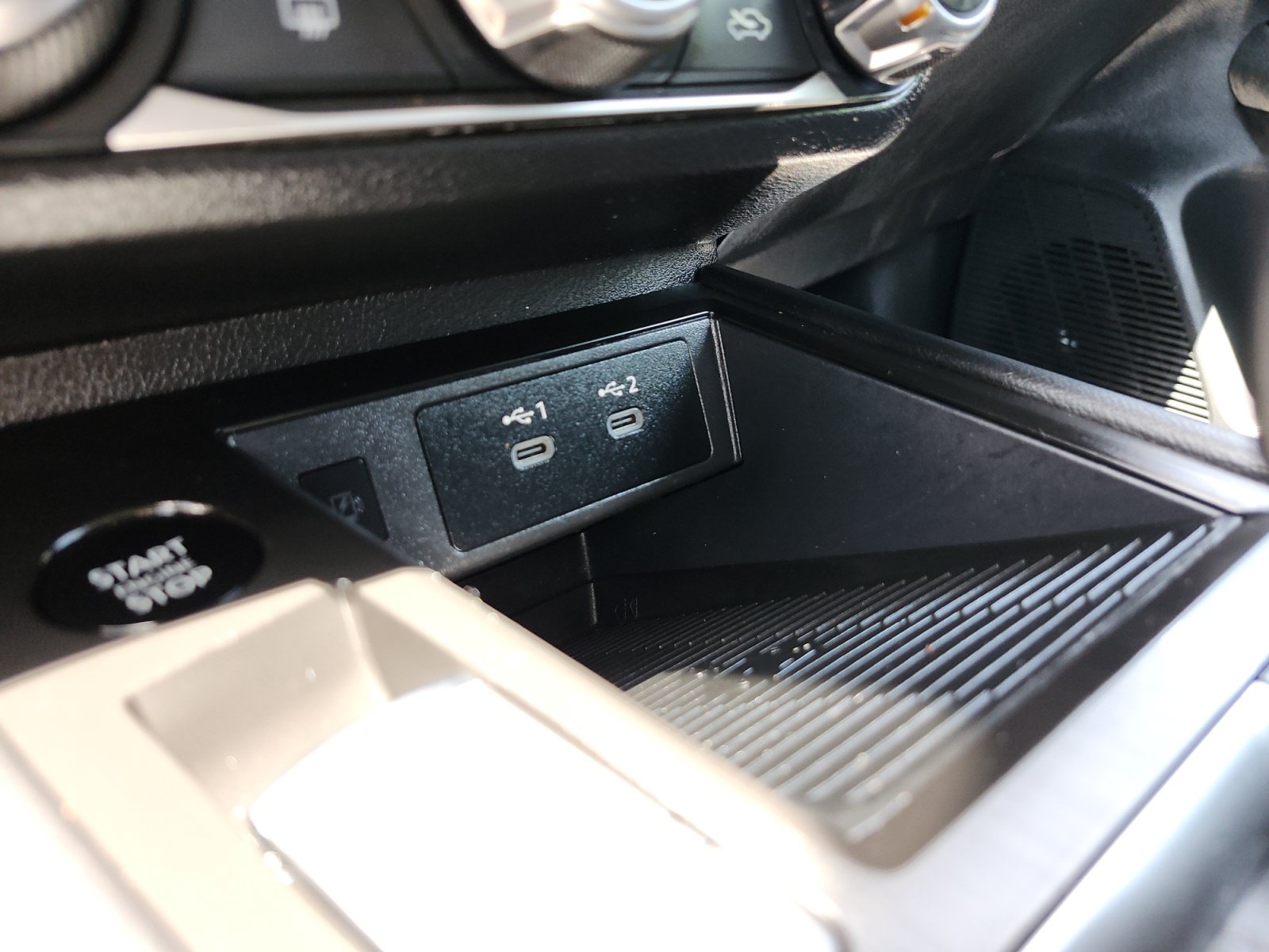 Used 2025 Nissan Kicks SV AWD/4WD image 18