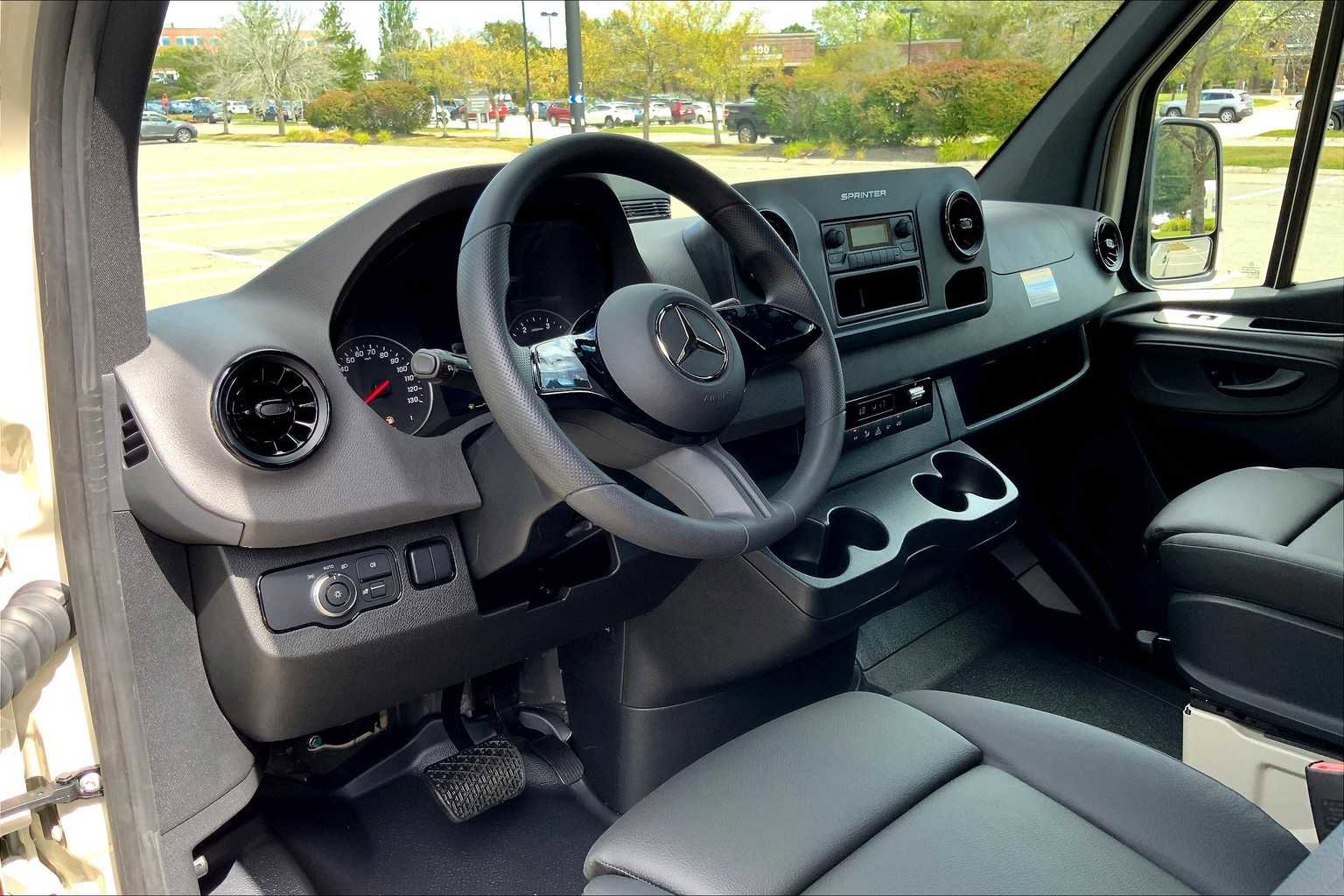 Used 2025 Mercedes-Benz Sprinter 2500 image 9