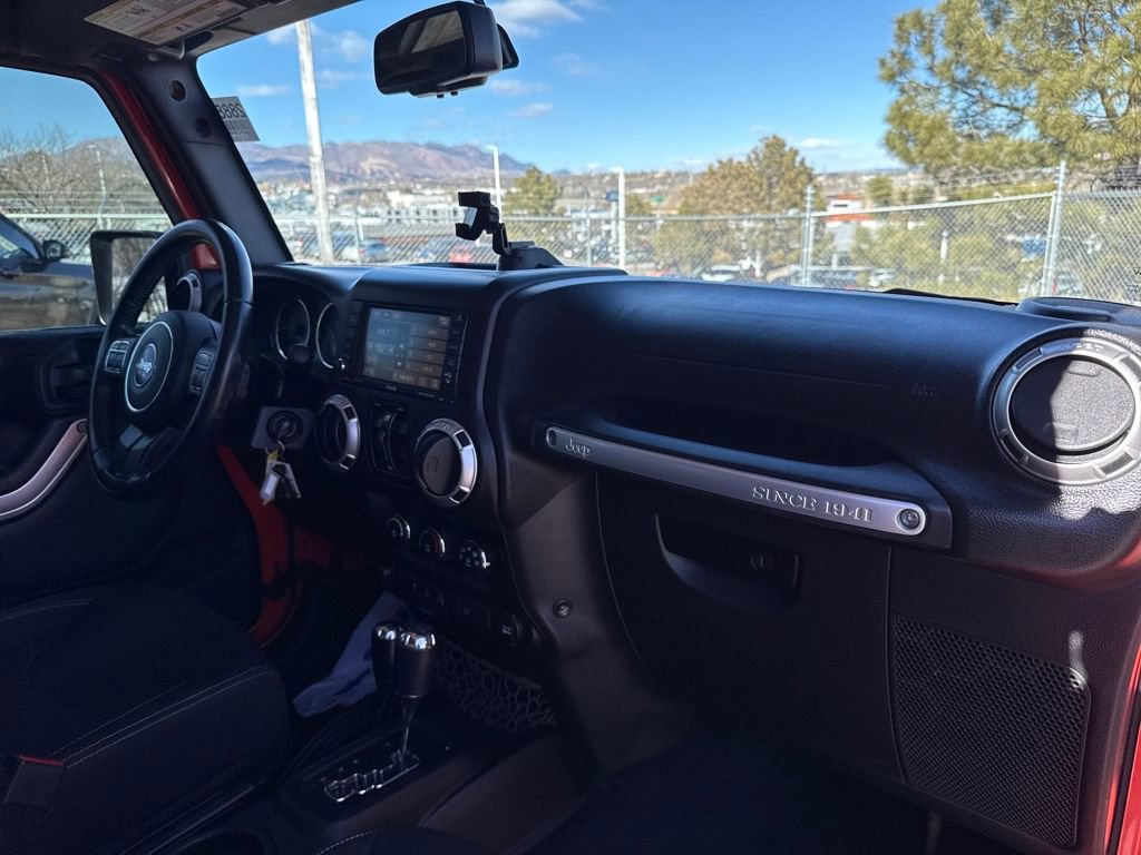 Used 2015 Jeep Wrangler Unlimited Sahara w/ Connectivity Group image 32