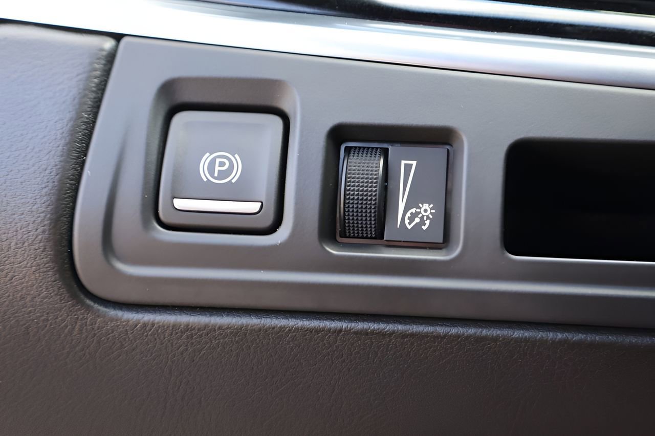 Used 2025 Cadillac XT6 Premium Luxury FWD image 22