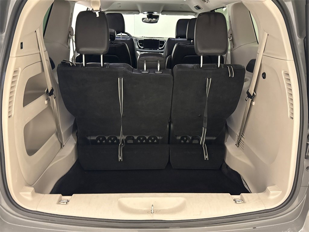 Used 2022 Chrysler Pacifica Touring-L image 12