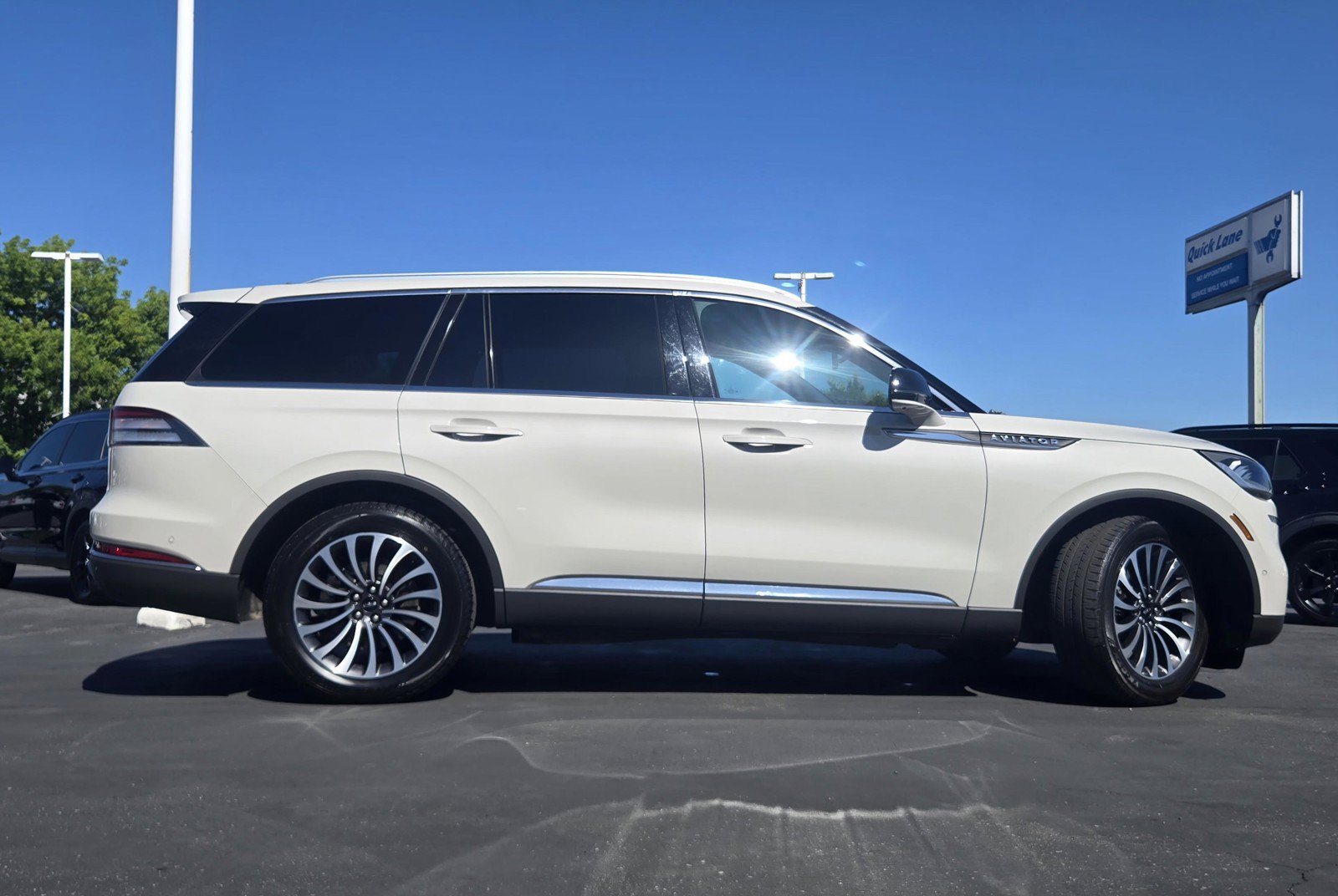 Used 2023 Lincoln Aviator Reserve w/ Elements Package Plus RWD image 3