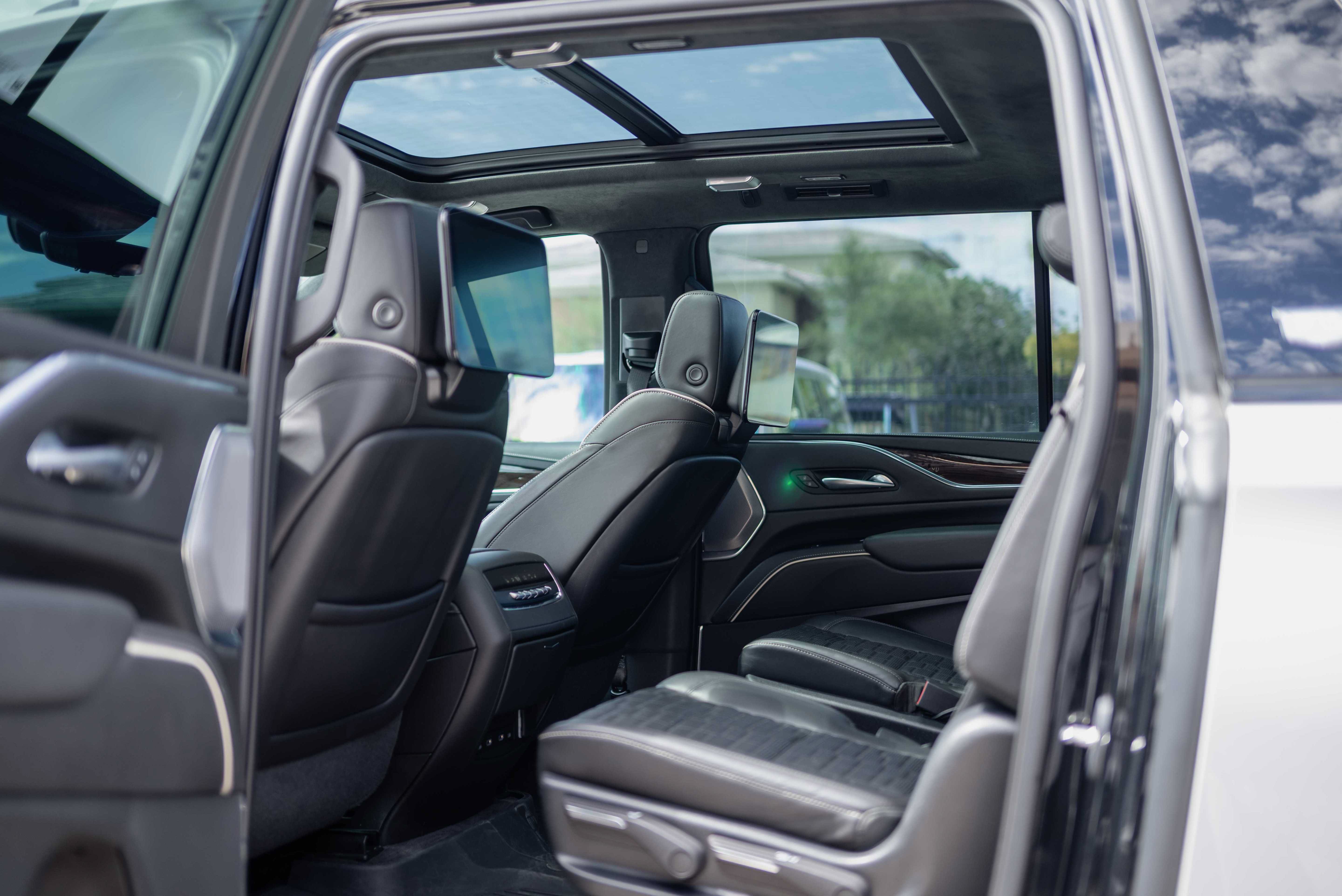 Used 2023 Cadillac Escalade ESV Sport Platinum w/ LPO, ONYX Package AWD/4WD image 10
