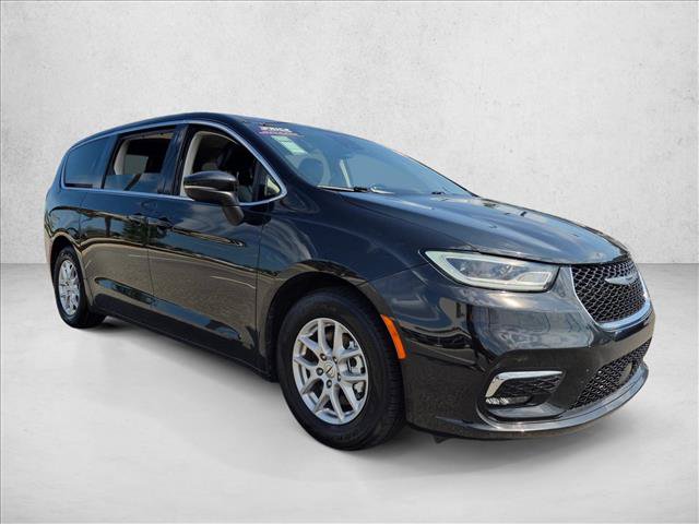 Used 2023 Chrysler Pacifica Touring-L FWD video 3