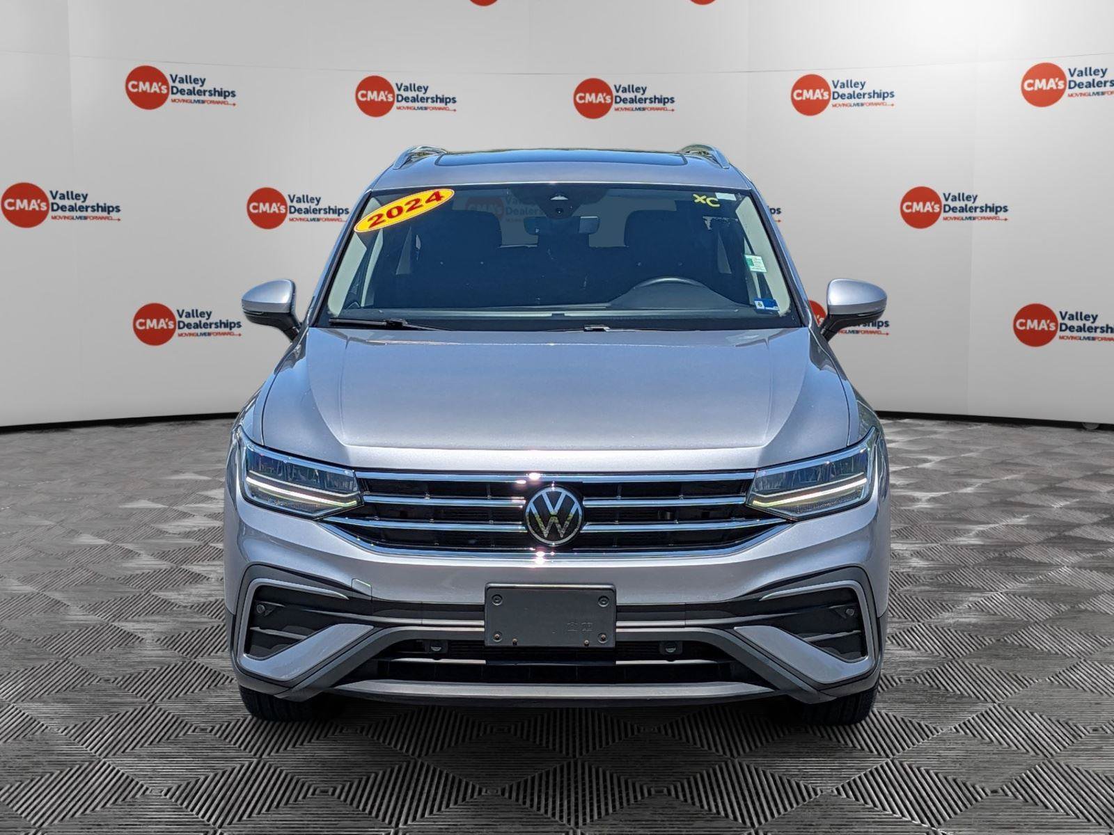 Used 2024 Volkswagen Tiguan SE w/ Panoramic Sunroof Package AWD/4WD image 2
