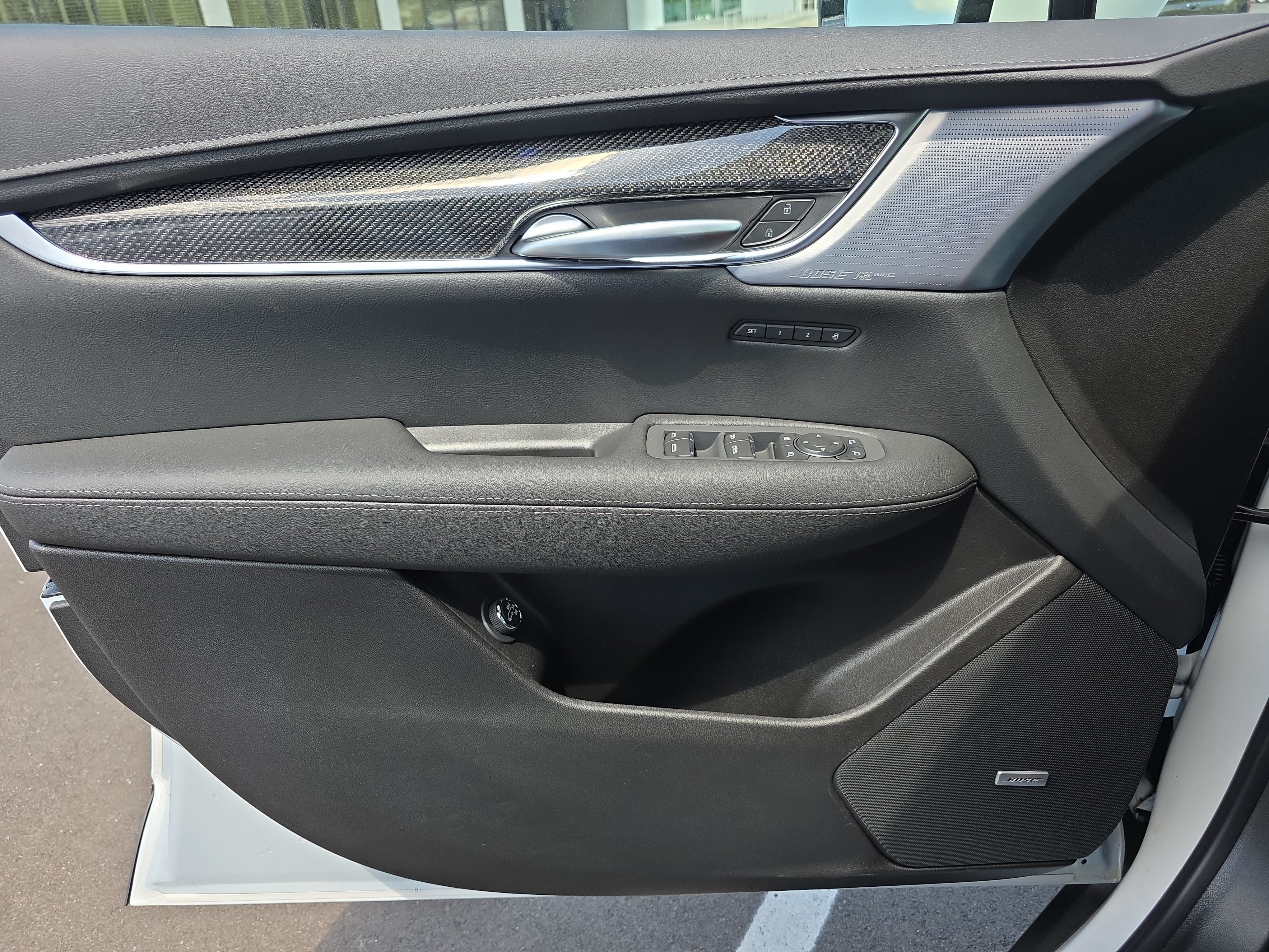 New 2026 Cadillac XT5 Sportv w/ LPO, Onyx Lite Package AWD/4WD image 8